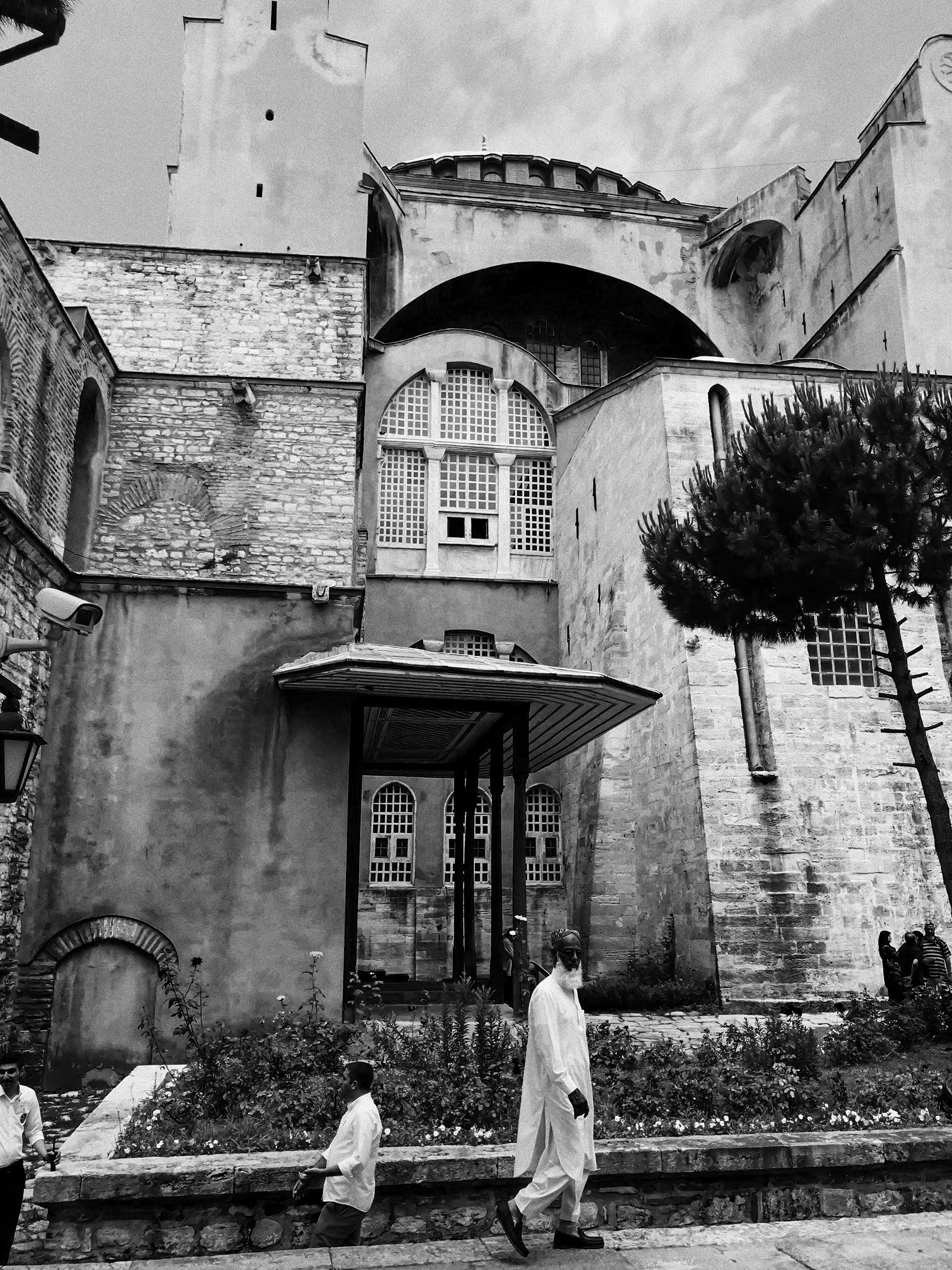 street black and white photography. The image was captured with Sony a6000 in Istanbul, Turkey