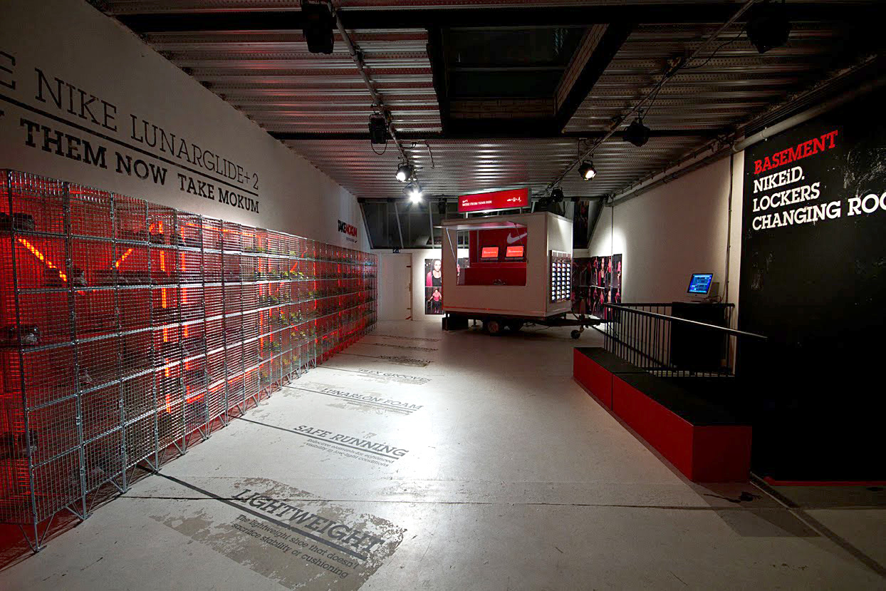 ILL COMMUNICATION Nike Runhouse