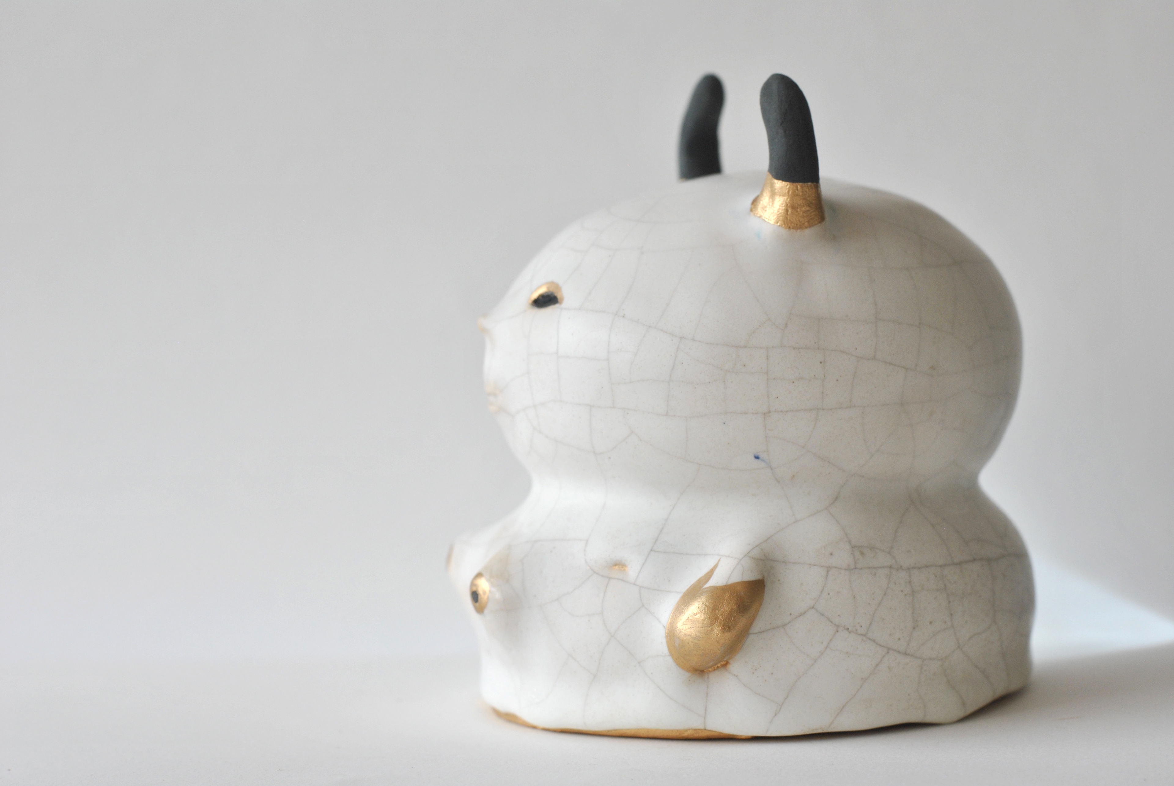 Céramique émaillée, patine dorée.