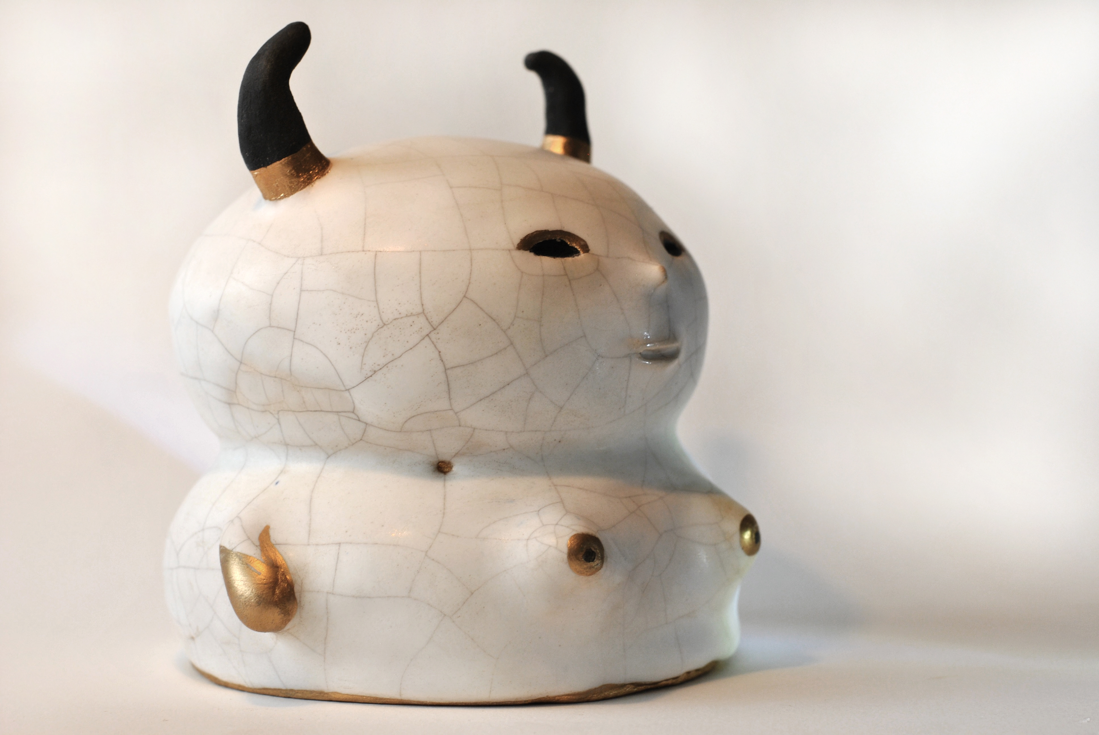 Céramique émaillée, patine dorée.