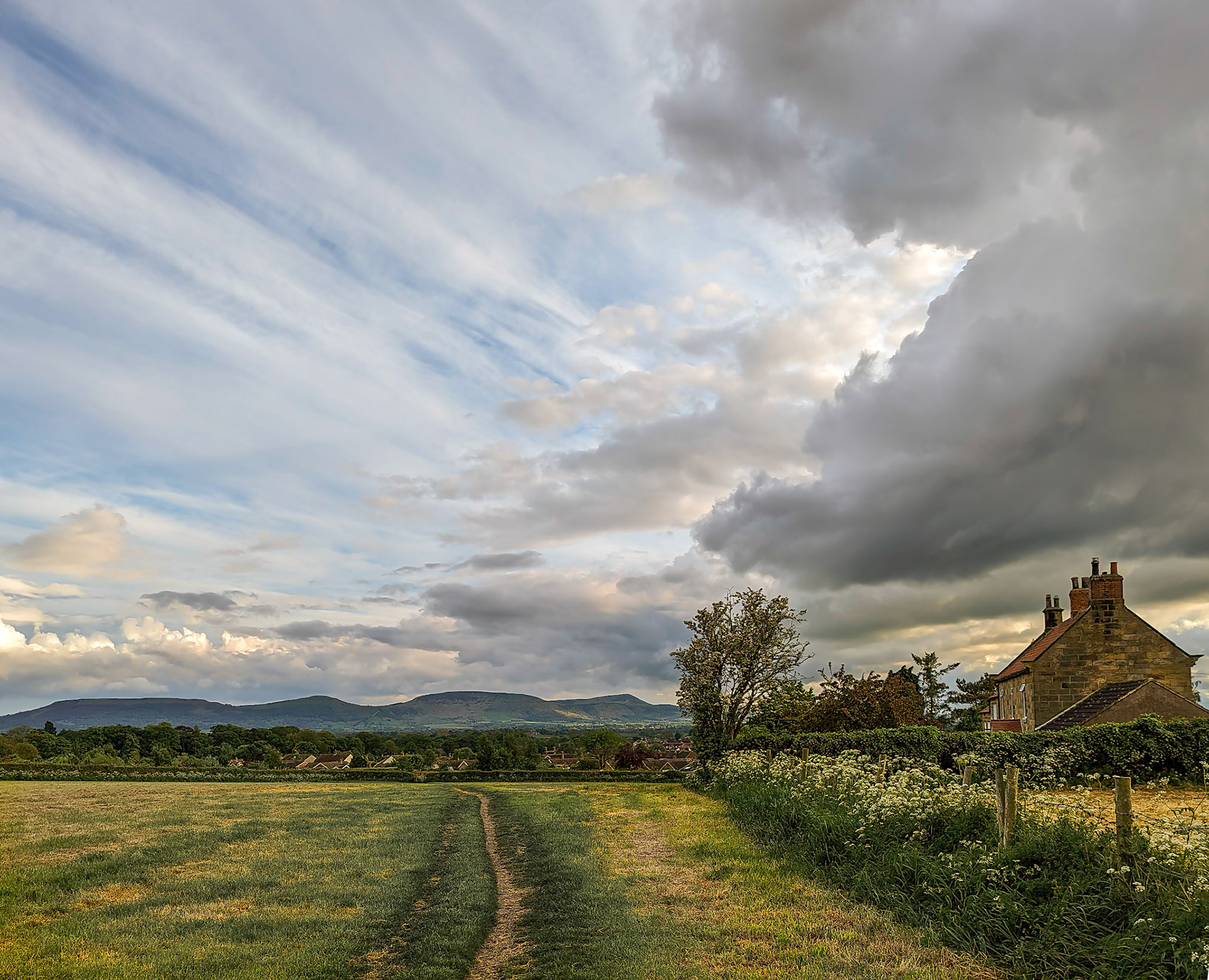 Leaving Ayton from Roseberry Crescent.