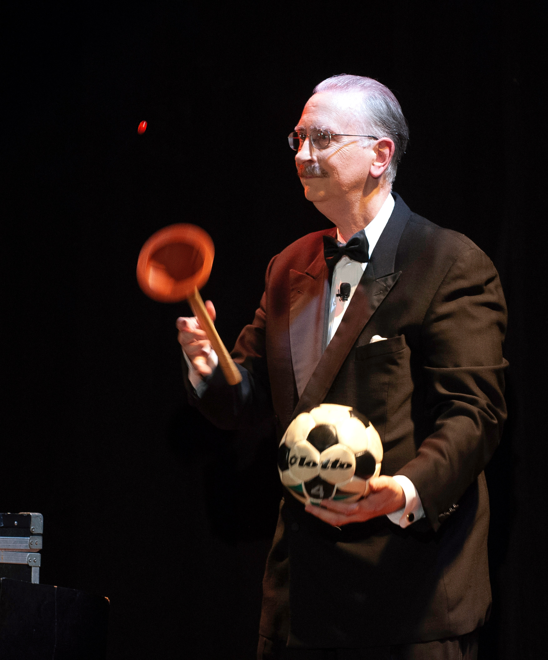 Comedy Juggler Jim Oakley (the tiny red thing is a peanut M&M)