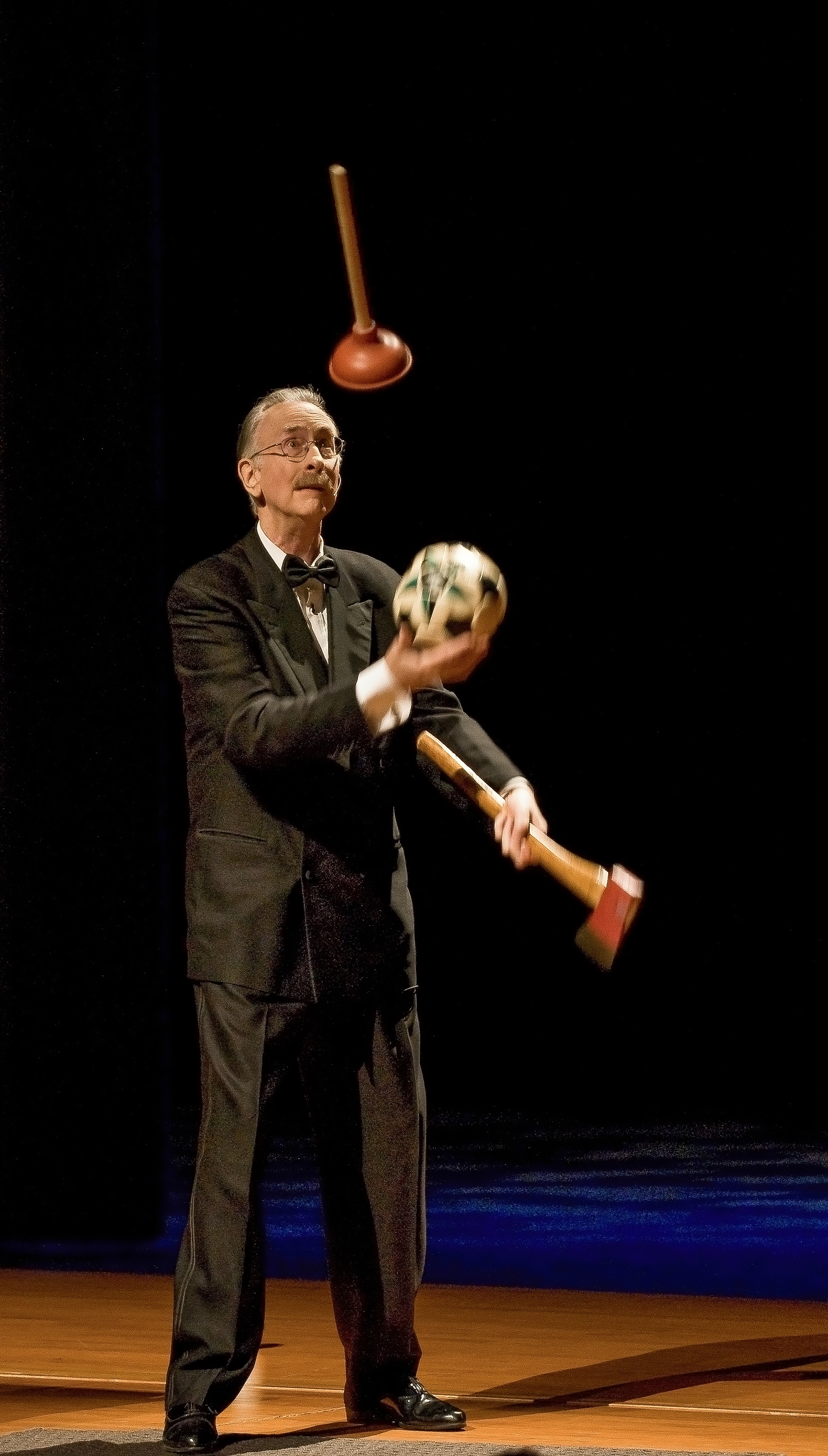Comedy Juggler Jim Oakley