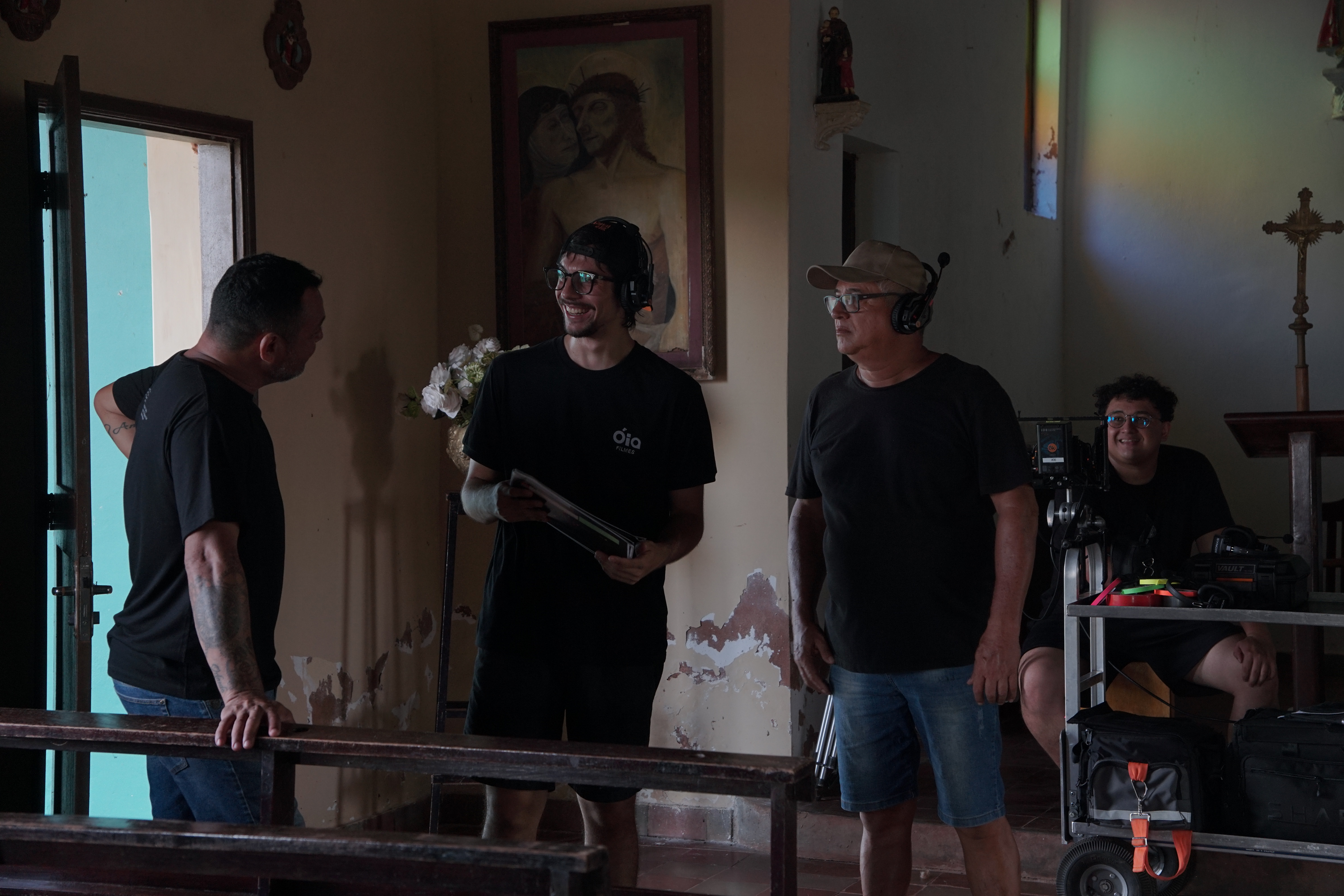 DF para o Curta O Homem que Matou o Diabo, 2026. Com Edi Valenzuela (Gaffer), Luis Queiroz (Maquinista) e Felipe Françoso (1AC)