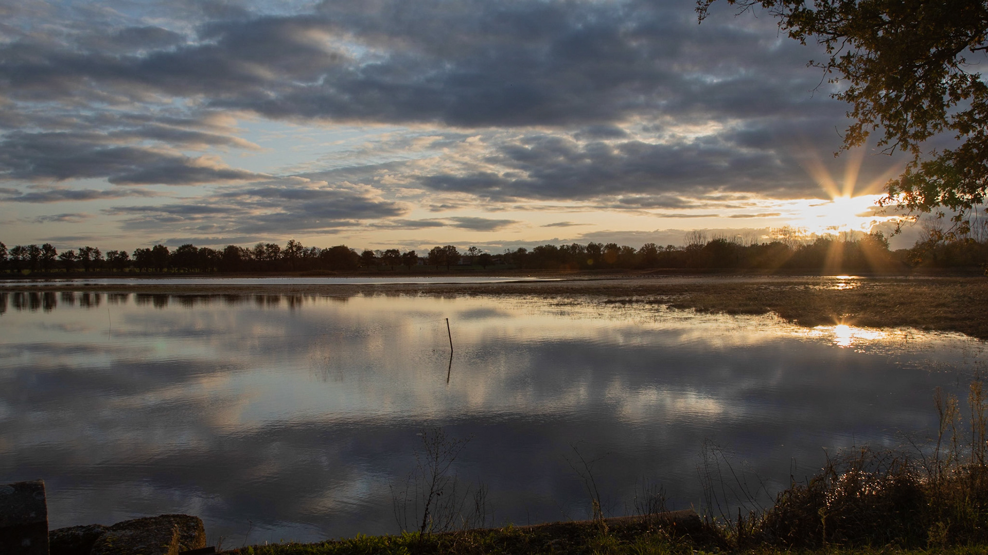 Soleil couchant sur les dombes
