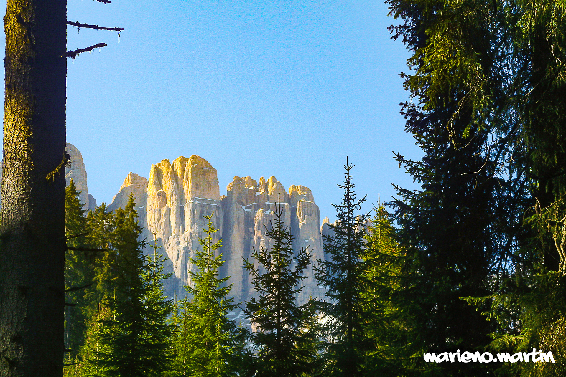 Fenêtre sur les dolomites éclairées