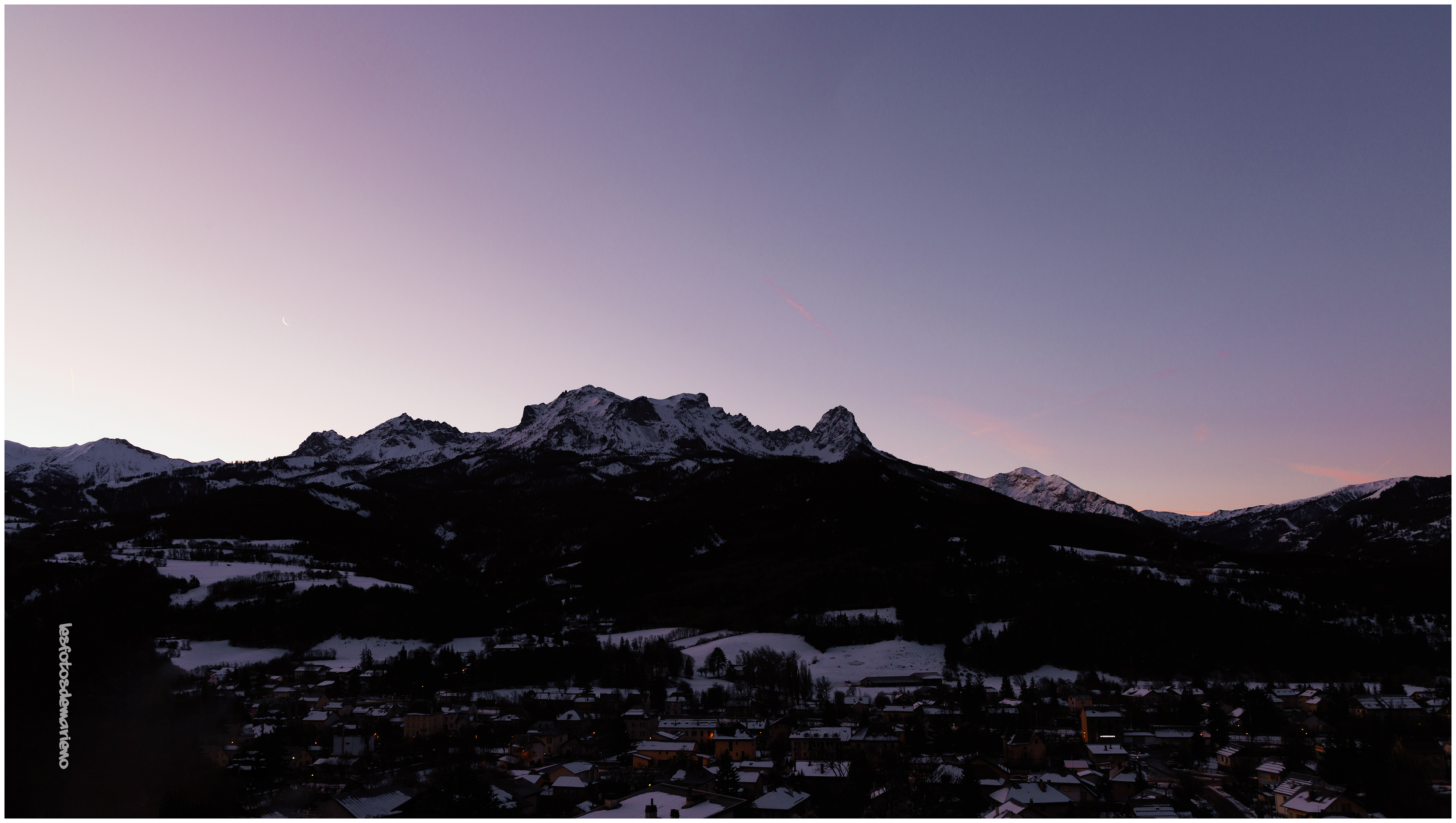 le chapeau de gendarme entre lune et jour