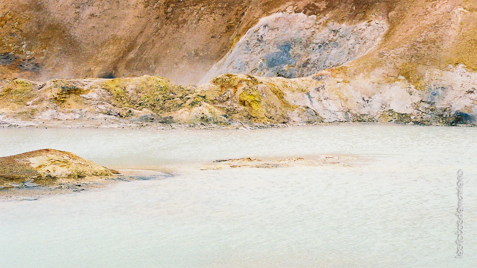 Le lac chaud bain d'acide