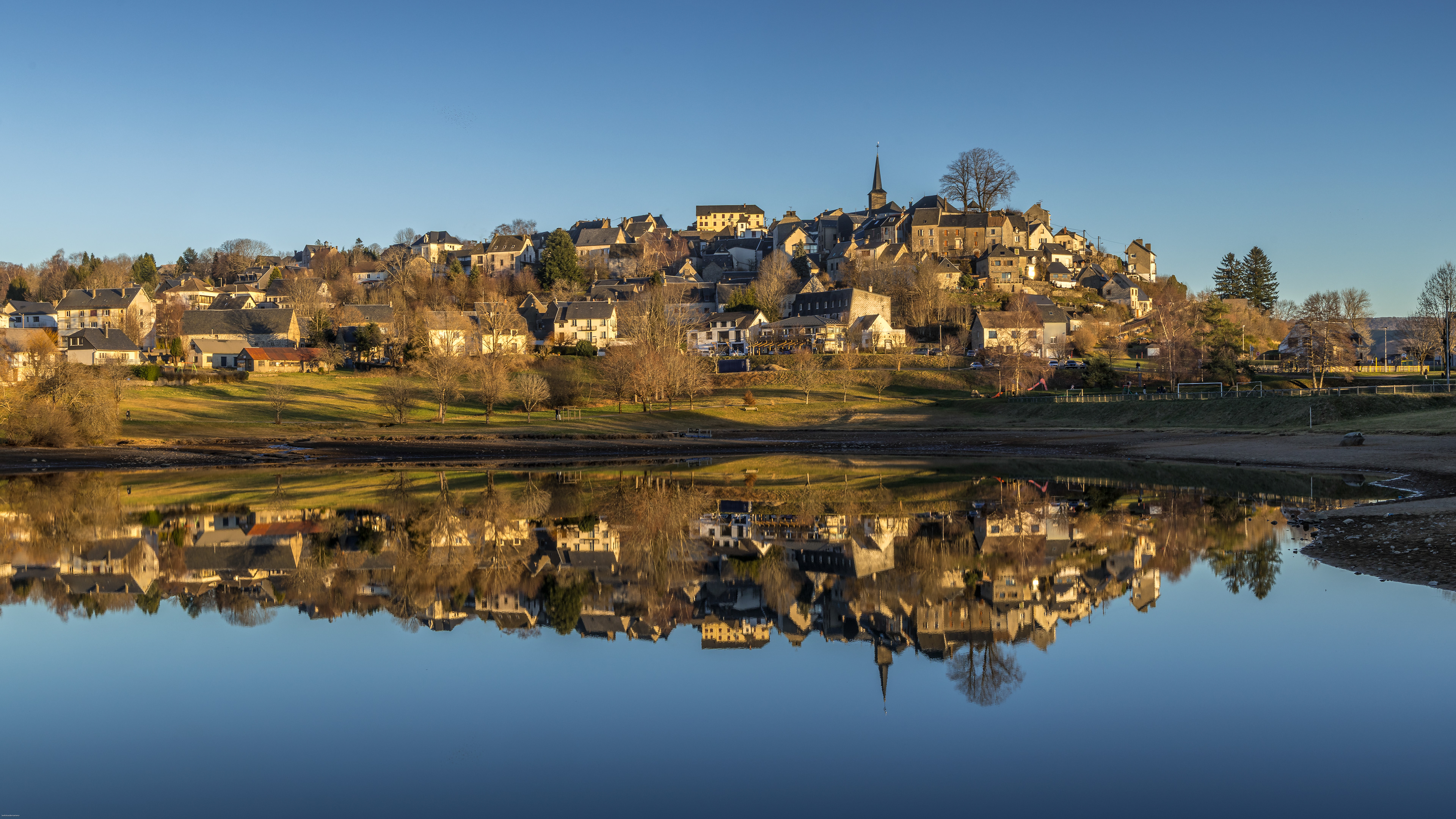 Le miroir d'eau La tour d'Auvergne