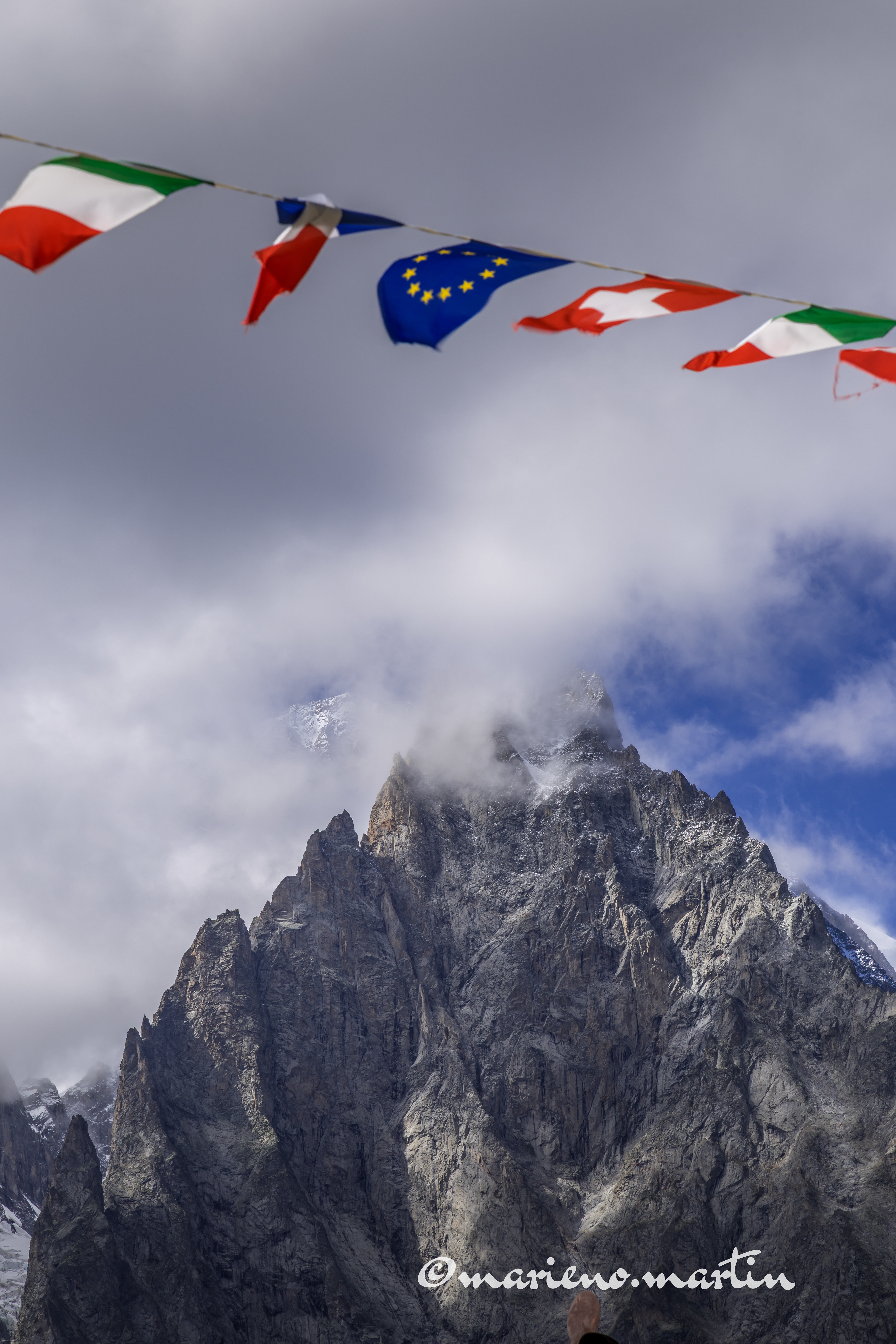 Le mont-blanc dans les nuages