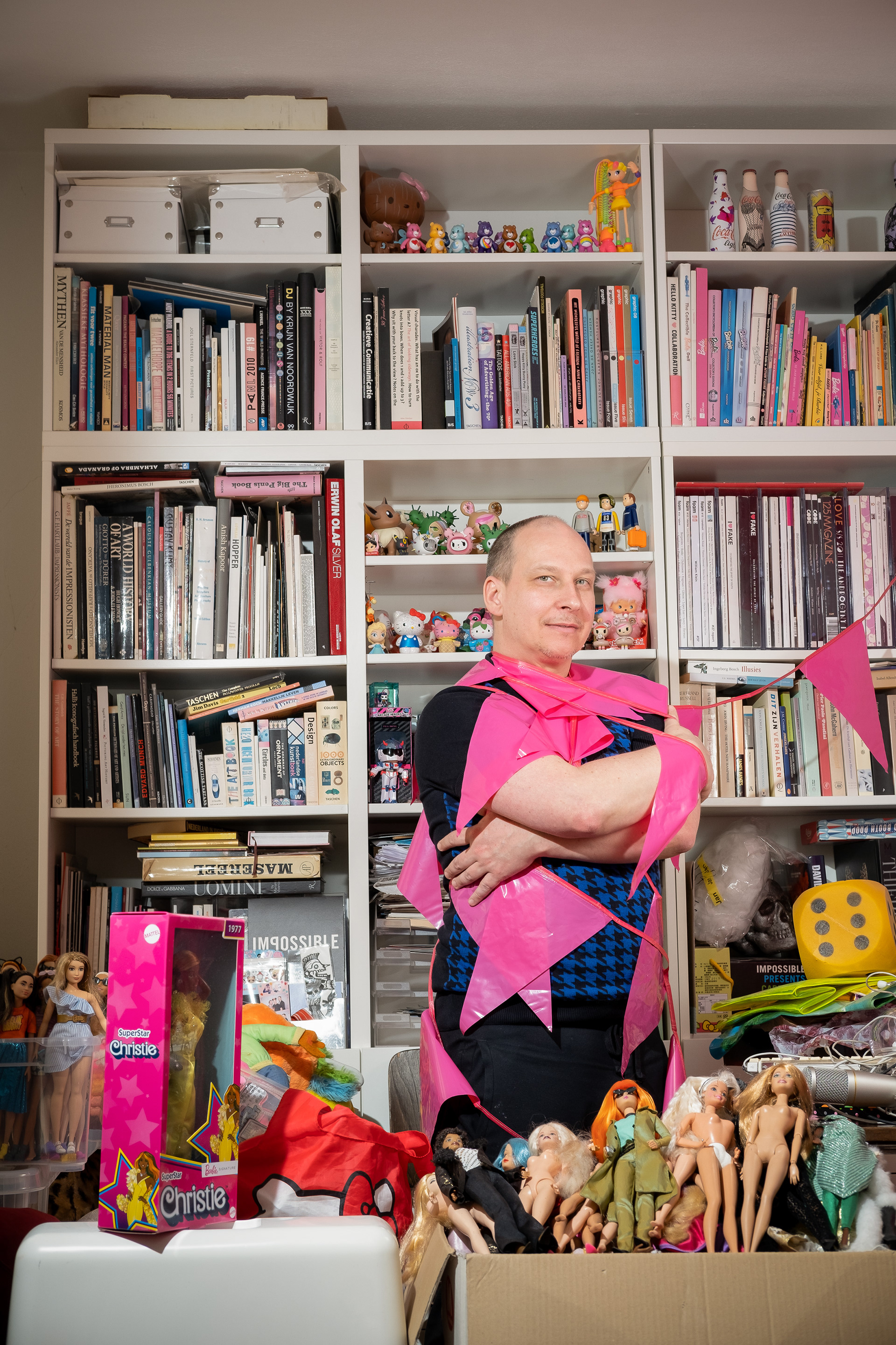 Wanya Dop: “Ik heb jarenlang veel geld uitgegeven aan mijn Barbie verzameling. Nu sta ik hier mijn verzameling uit te zoeken want ik ga een deel wegdoen. Mijn aandacht gaat nu vooral naar mijn alter ego Nutella Versace . Dat is eigenlijk mijn life size Barbie geworden.”