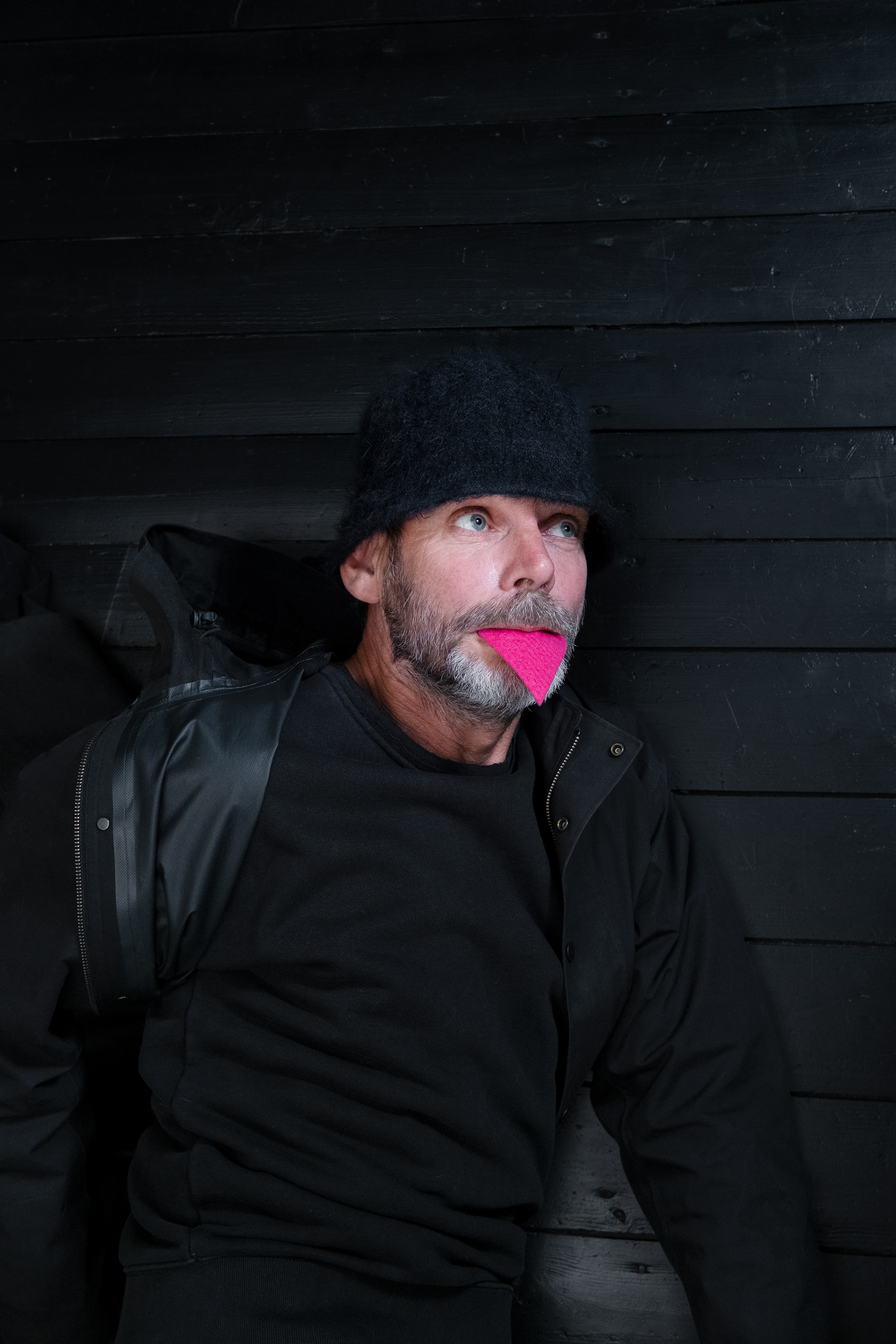 Simon de Boer: “Ik wordt nu wel eens verdrietig om te zien wat dat na jaren heeft opgeleverd. Zoals de regenboogvlaggen verbrandingen of huizen die met eieren bekogeld werden tegen de regenboogvlag, etc etc”