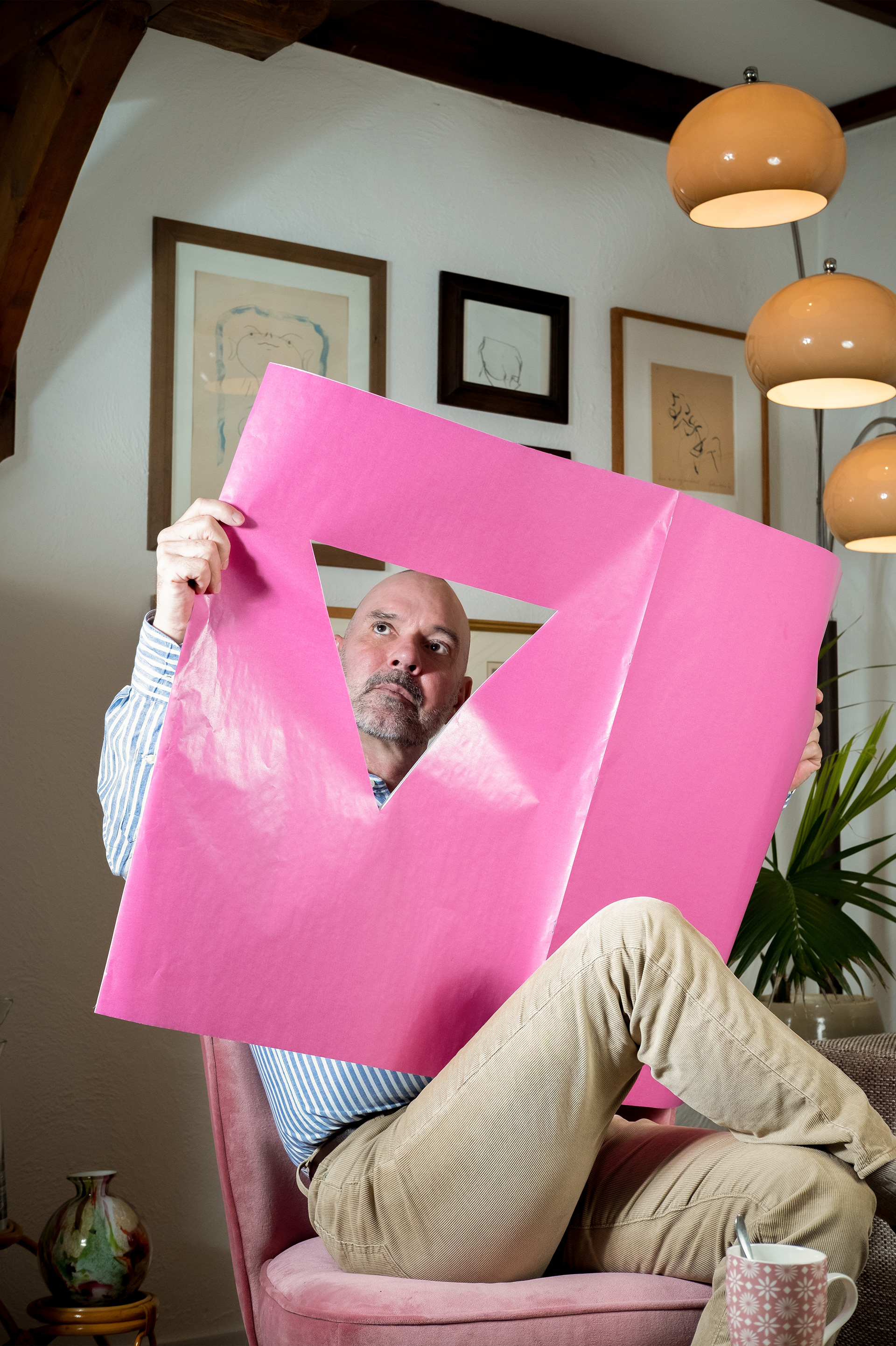 Rick van der Made: “Ik ben het liefst thuis omringd door mijn boeken. Ik zit graag aan mijn bureau te werken die voor het raam staat. Daar heb ik een heel mooi uitzicht op de bomen en het haventje van het Hooge Zwaluwe.”