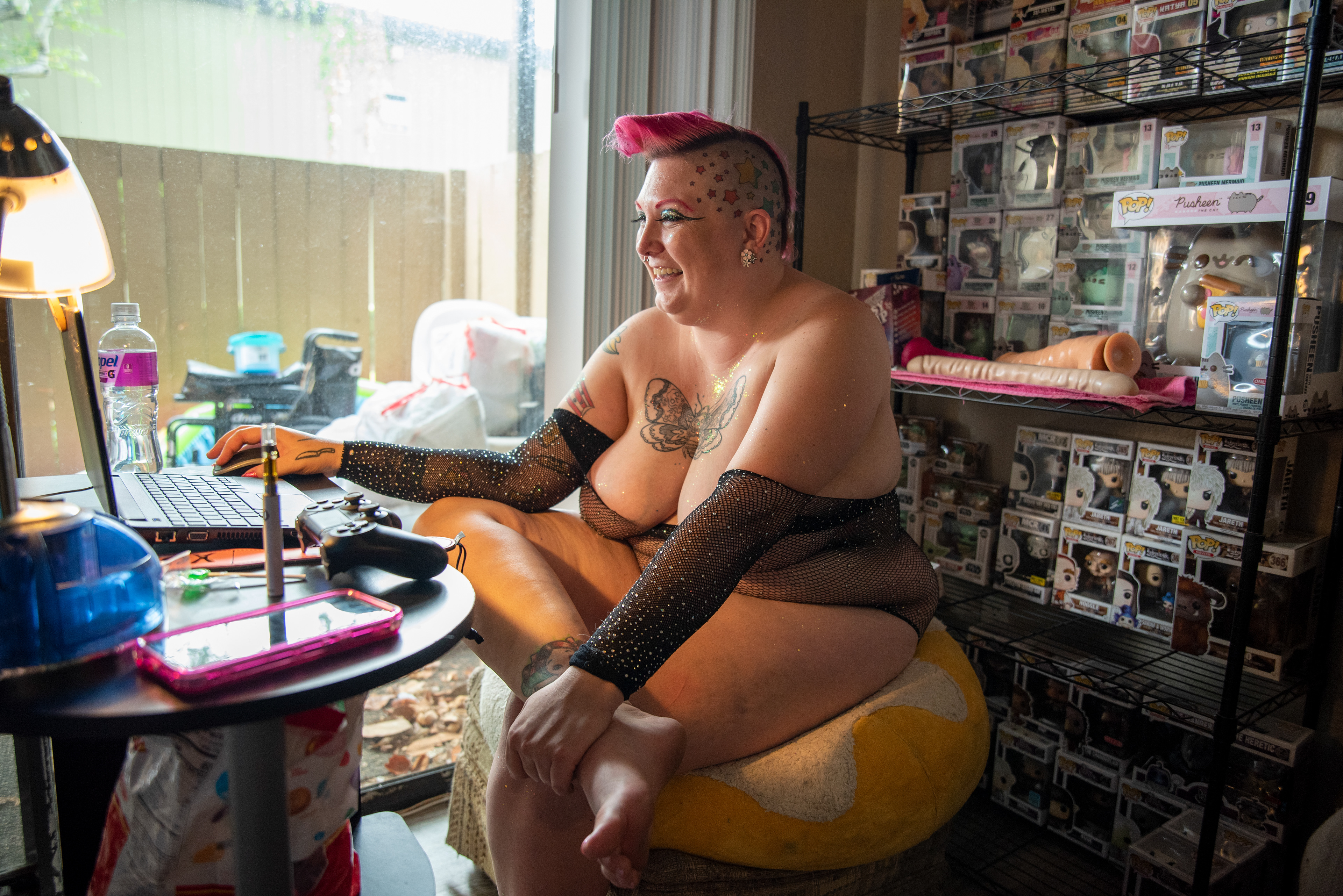  Samantha Bourgeois chats with clients using an adult live-stream website, Chaturbate, at their apartment in Sacramento, Calif. on Aug. 22, 2020.