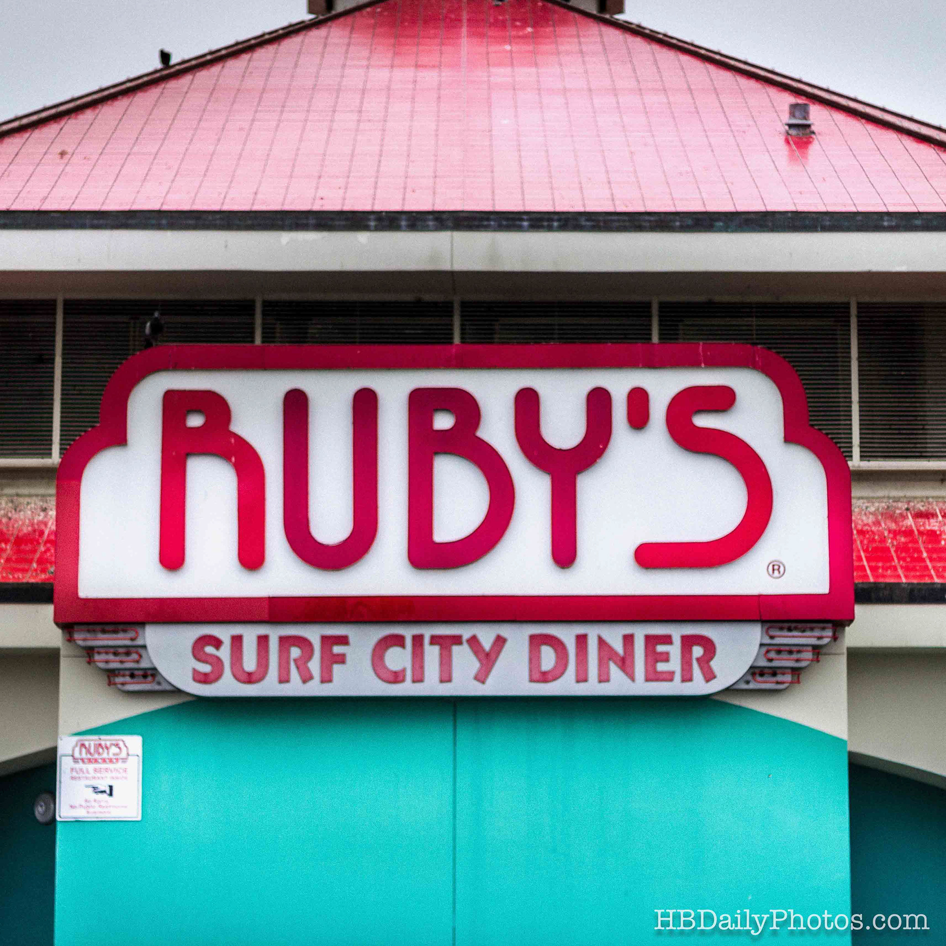 image-00045-huntington-beach-pier-rubys-diner-low-definition