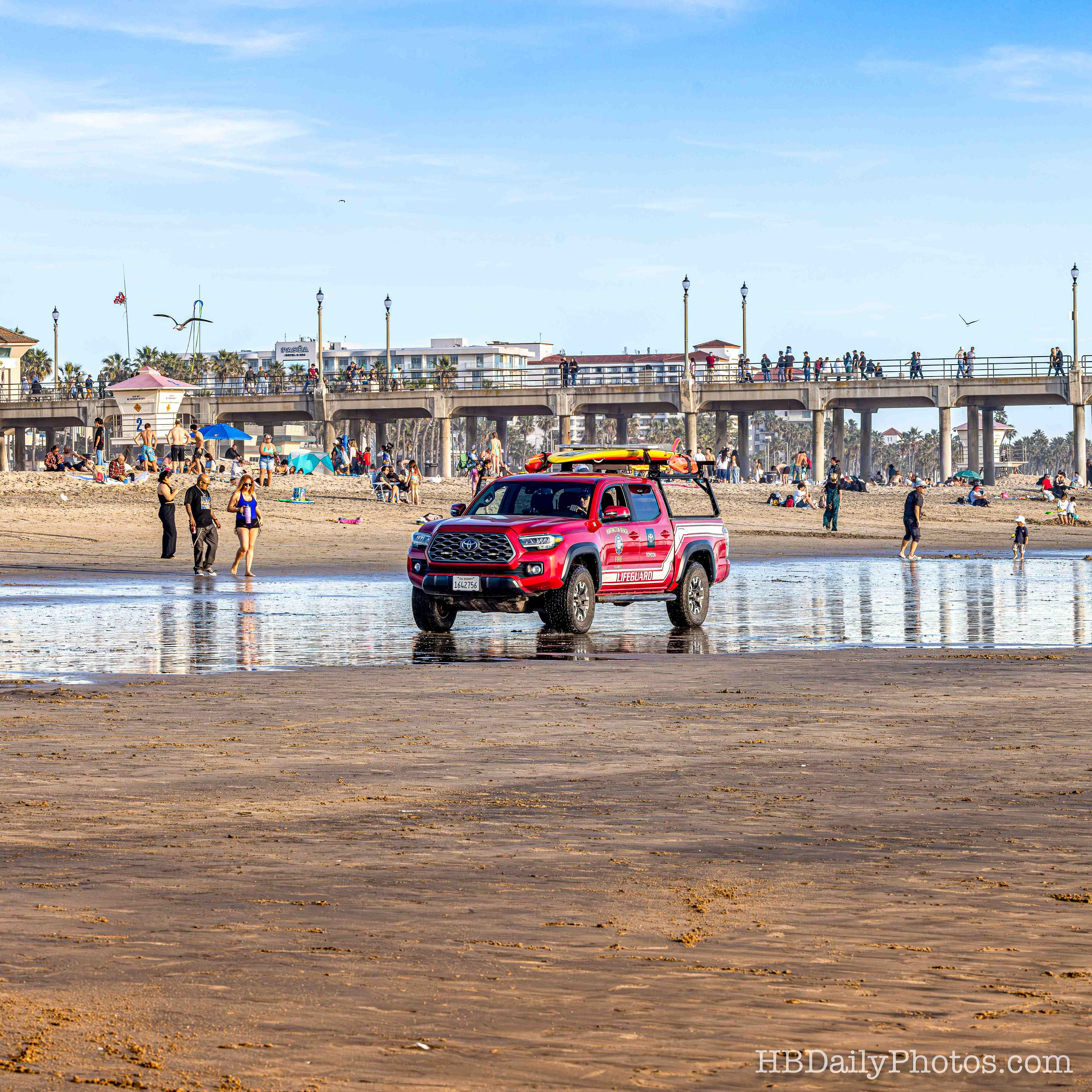 image-00049-life-guard-low-tide-huntington-beach