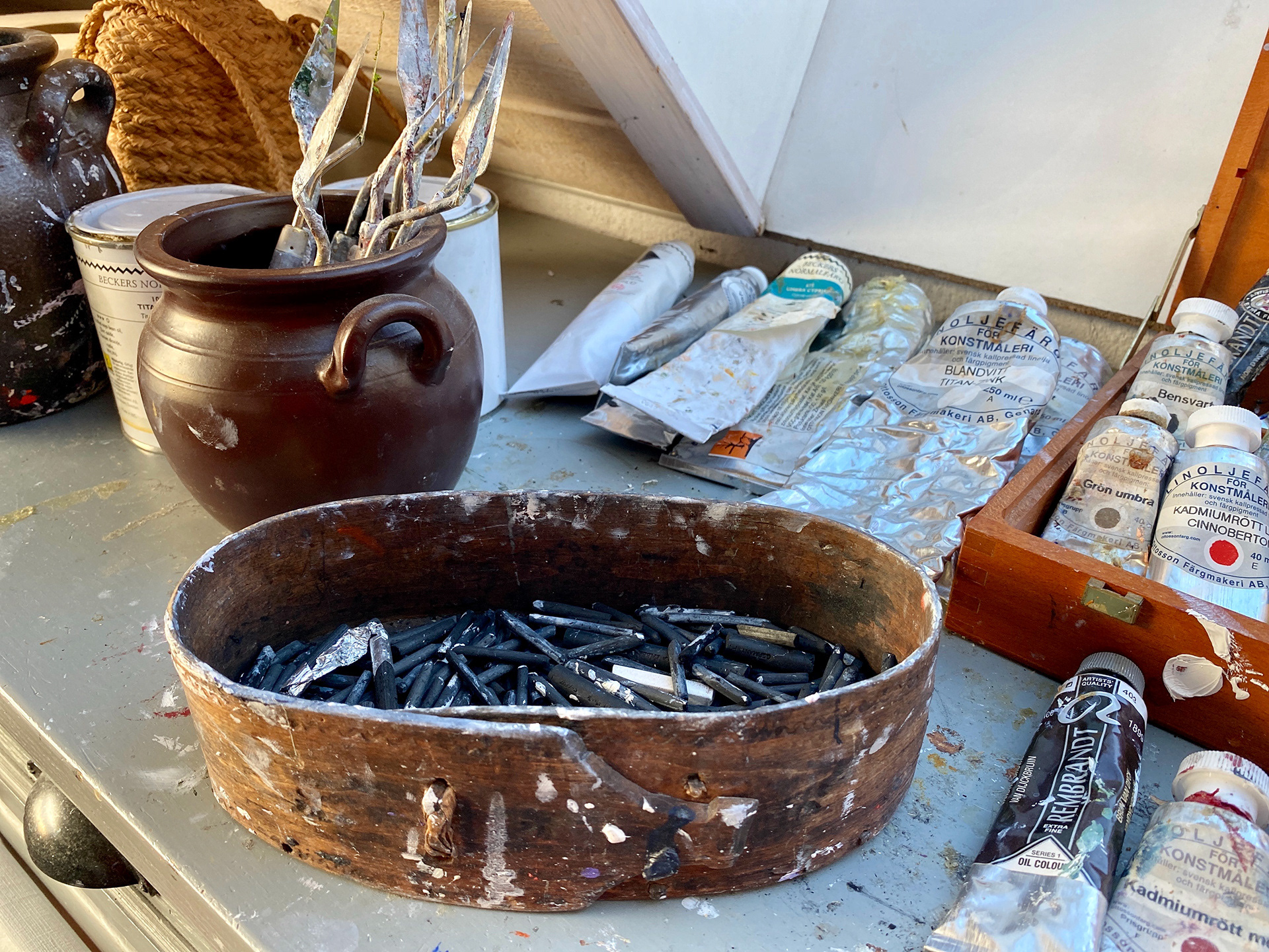 Jag tecknar med kol.