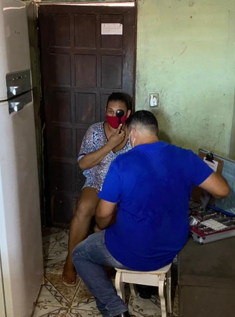Ótica Delivery Salvador - Profissional atendendo em casa