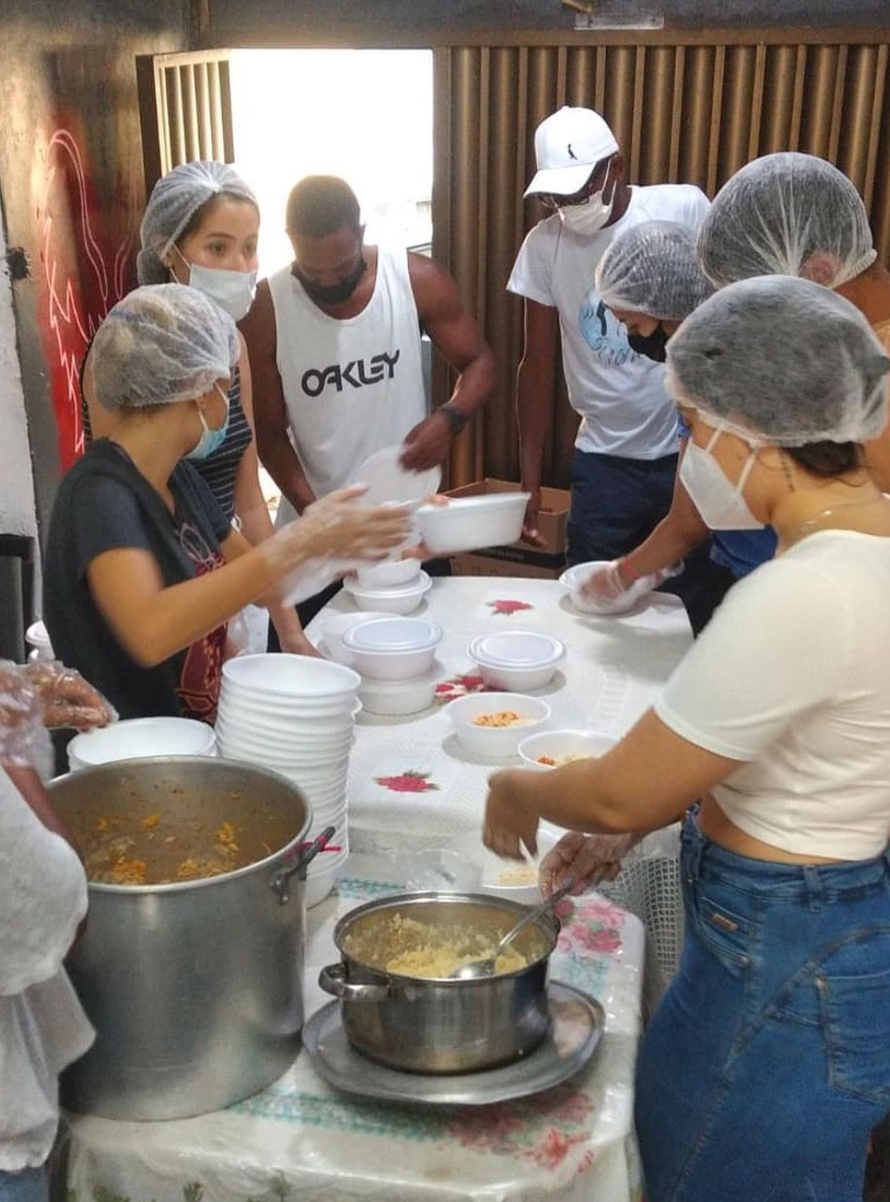 Voluntário confeccionando marmitas