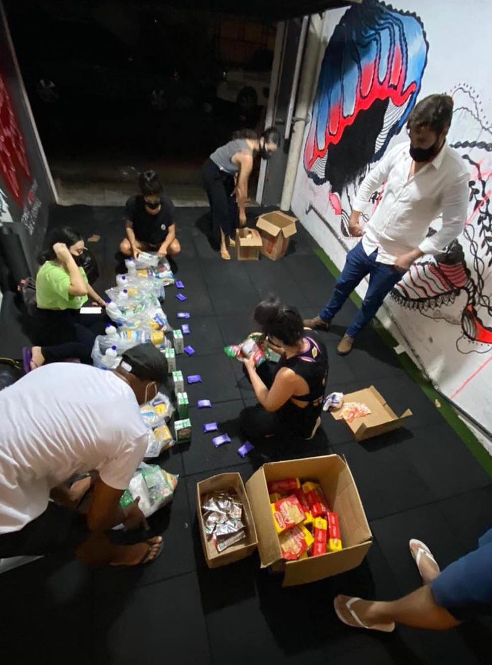 Voluntários montando kits
