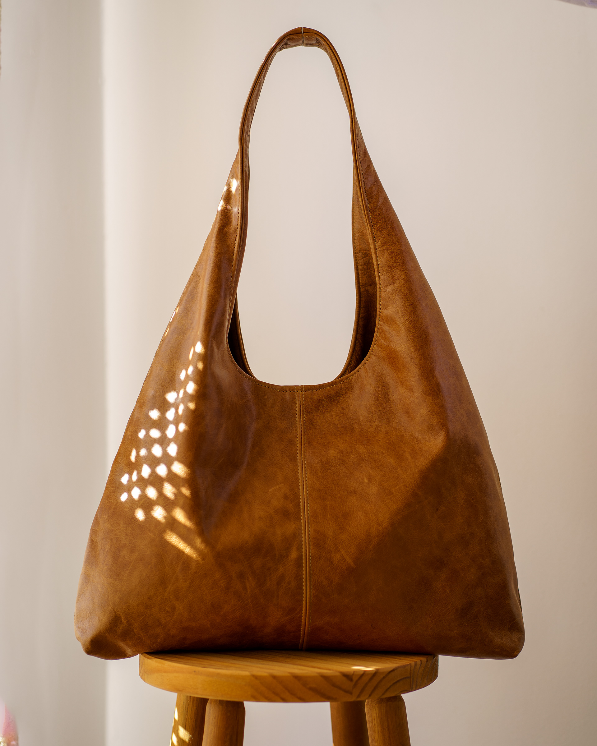 Bolsa Siena Caramel em couro legítimo feita à mão, modelo minimalista a.v.h