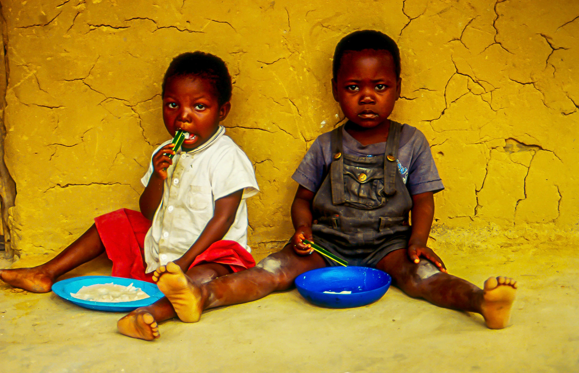 Children eating matapa • Mozambique