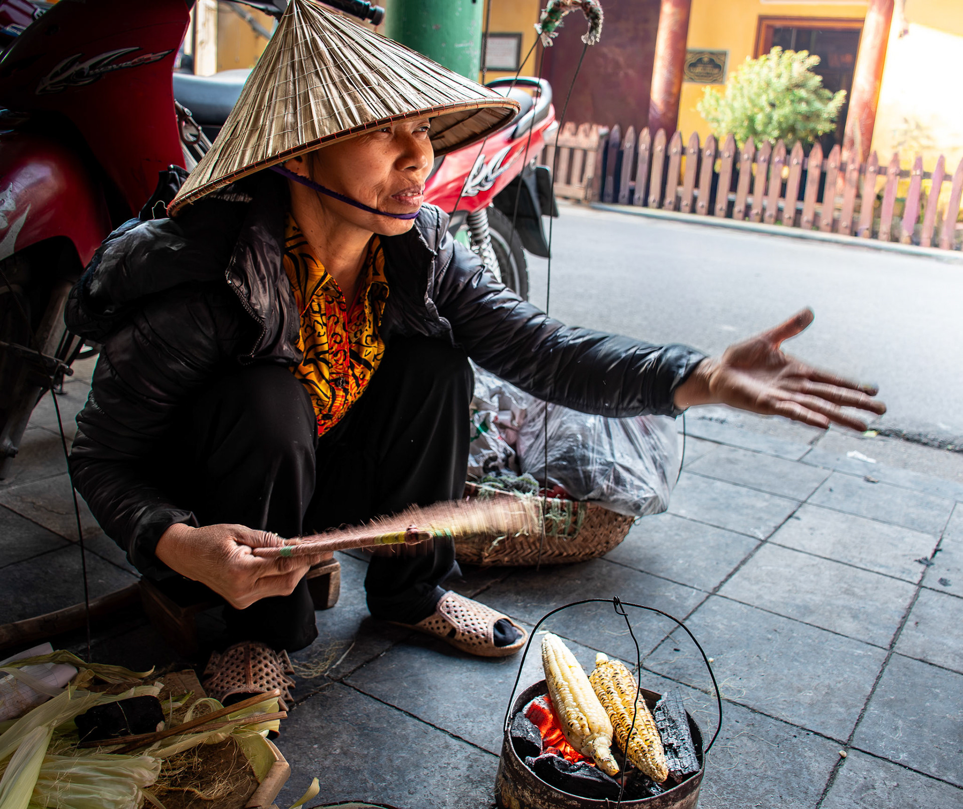 Grilled maize for sale • Vietnam