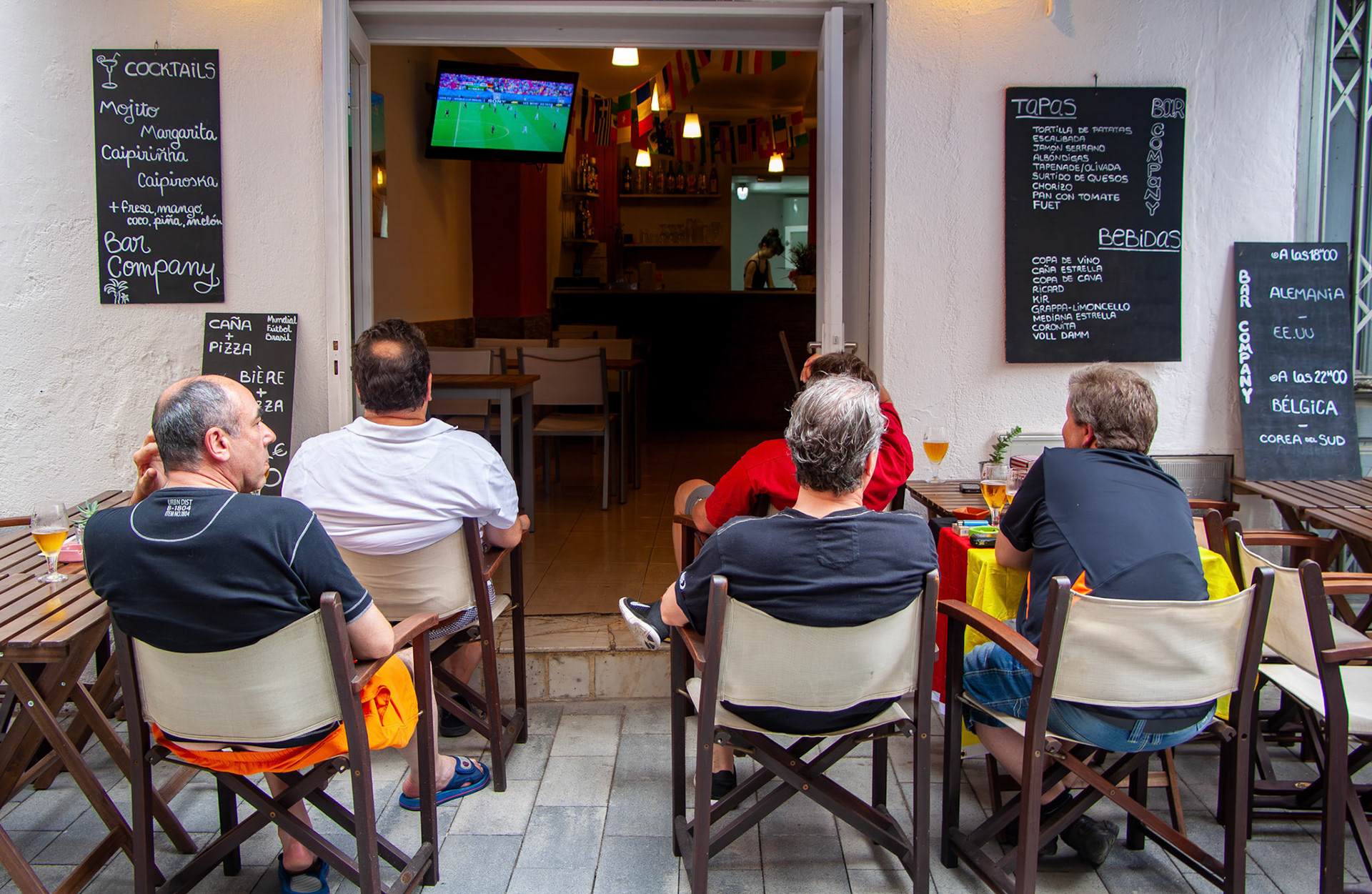 Futbol en un bar • Roses, Spain