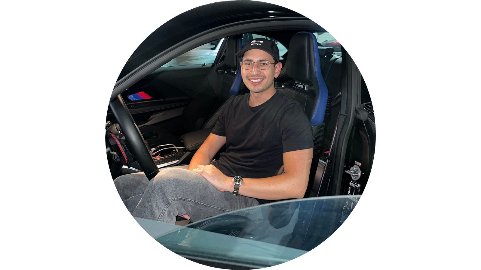 proprietário dentro de um BMW M2