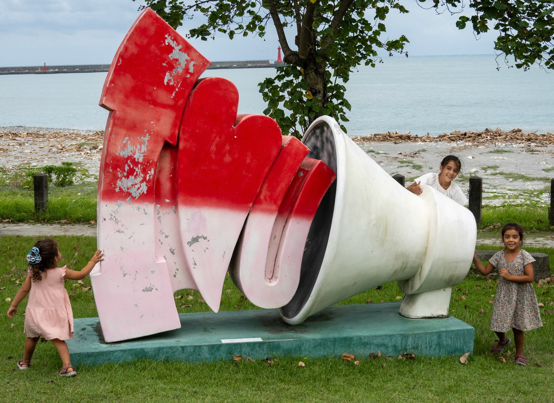 Girls enjoying the Hualien sculpture. 