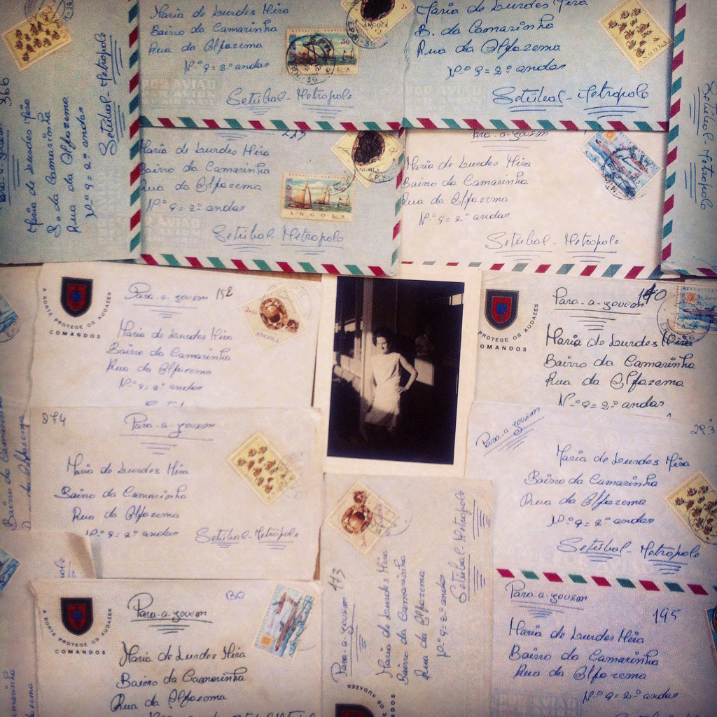 Lot d'enveloppes des années 60 qui a fait surgir le chagrin d'amour d'un de mes personnages