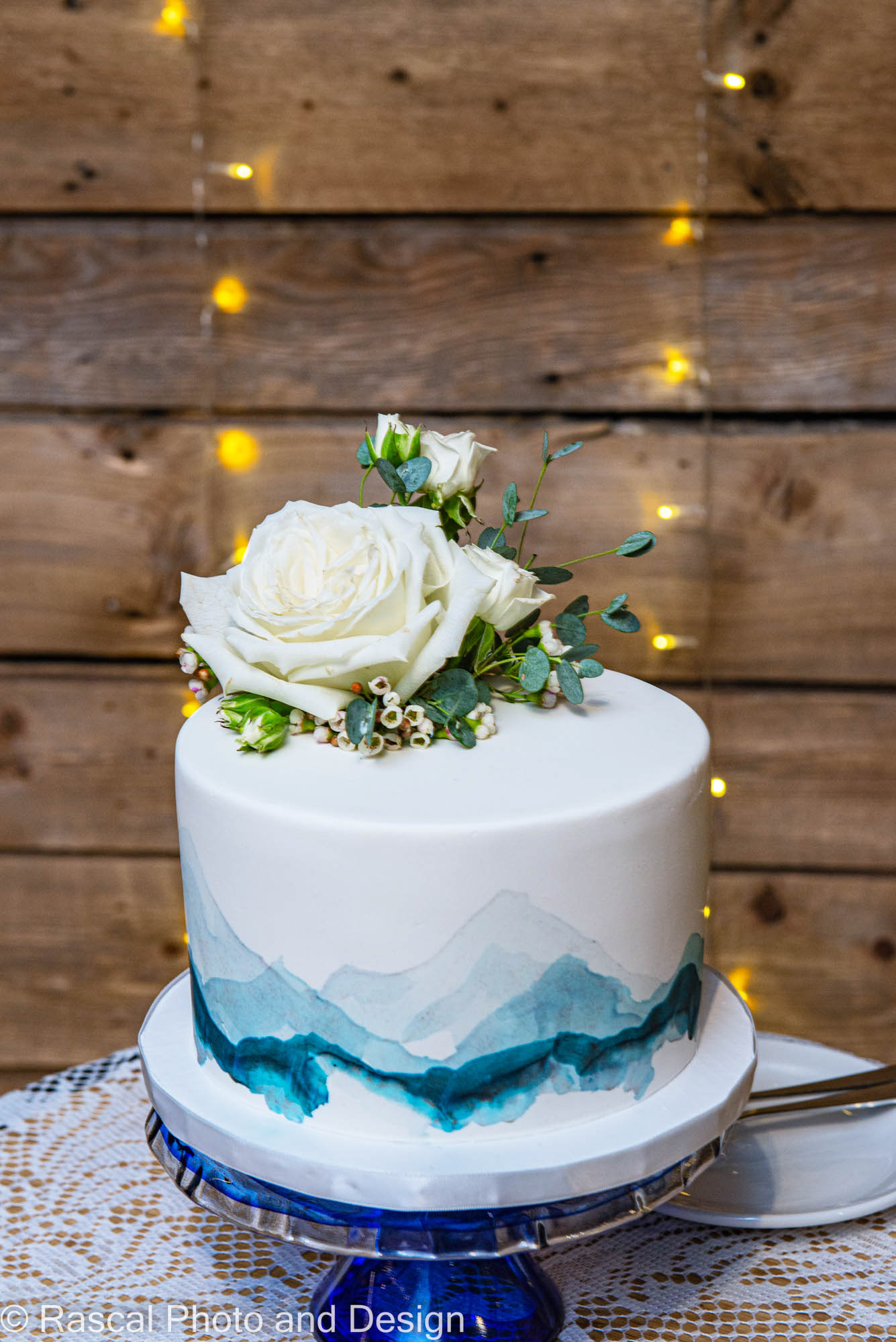 wedding cake by Darci. http://kakecanmore.com/