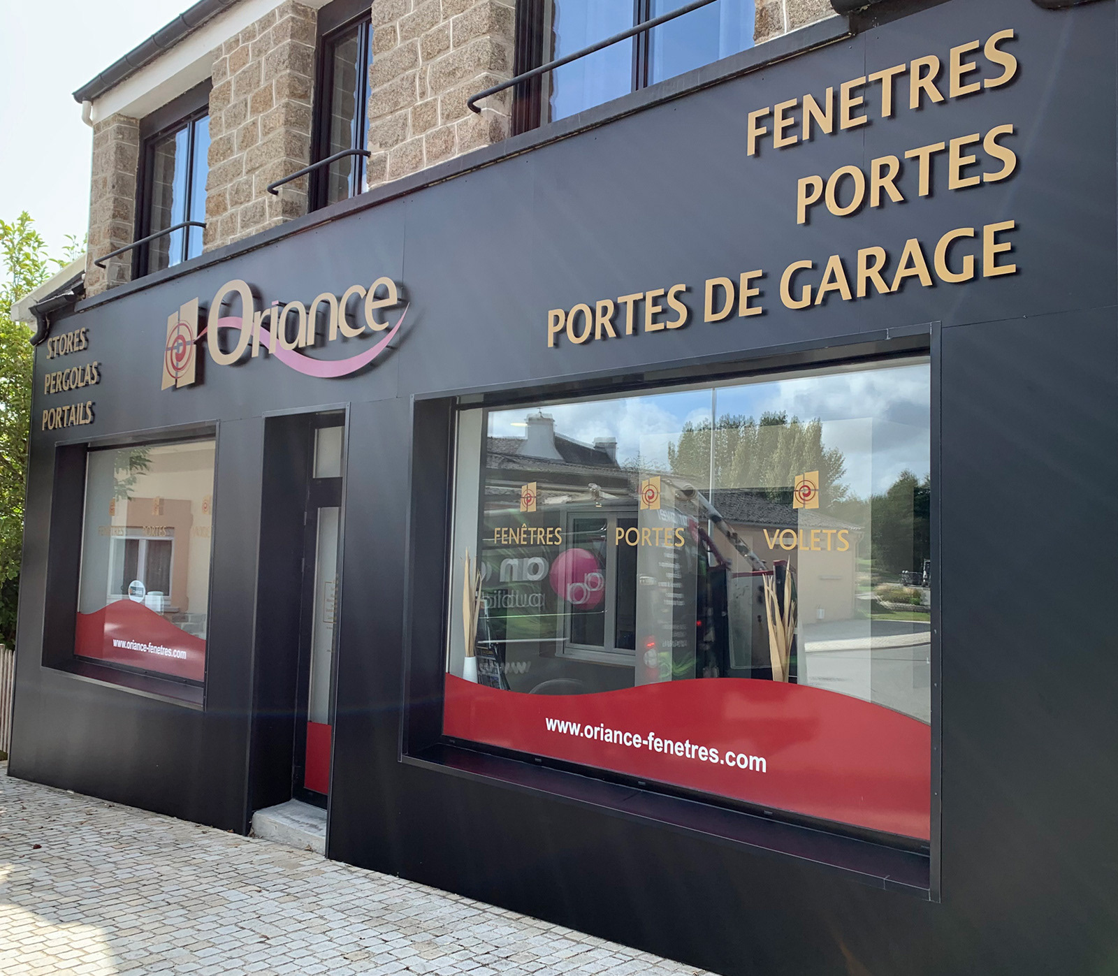 Lettres découpées + décor adhésif sur vitres