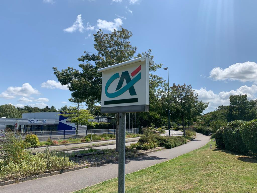 Enseigne caisson lumineuse sur poteau