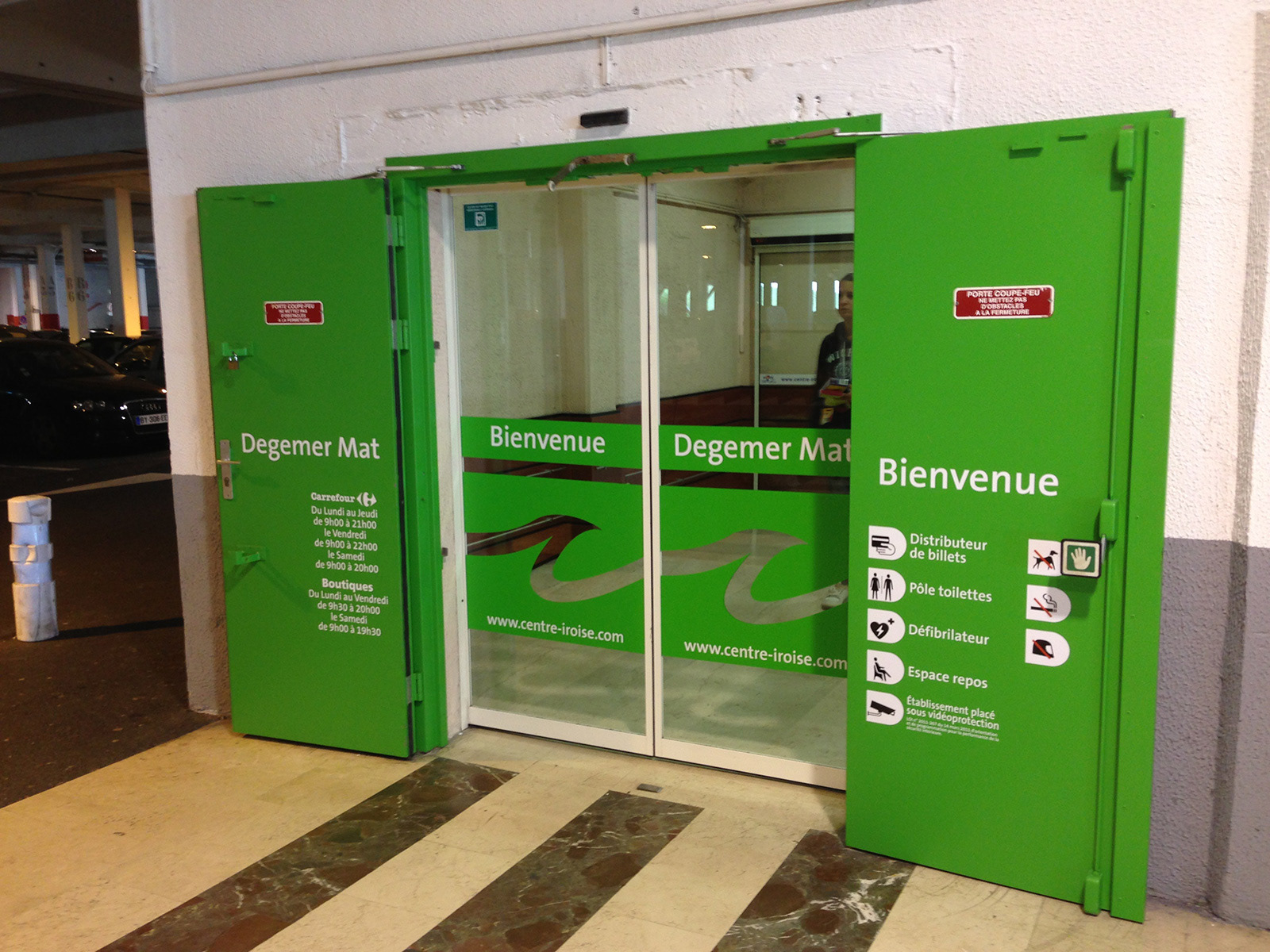 Marquage adhésif sur portes et vitres