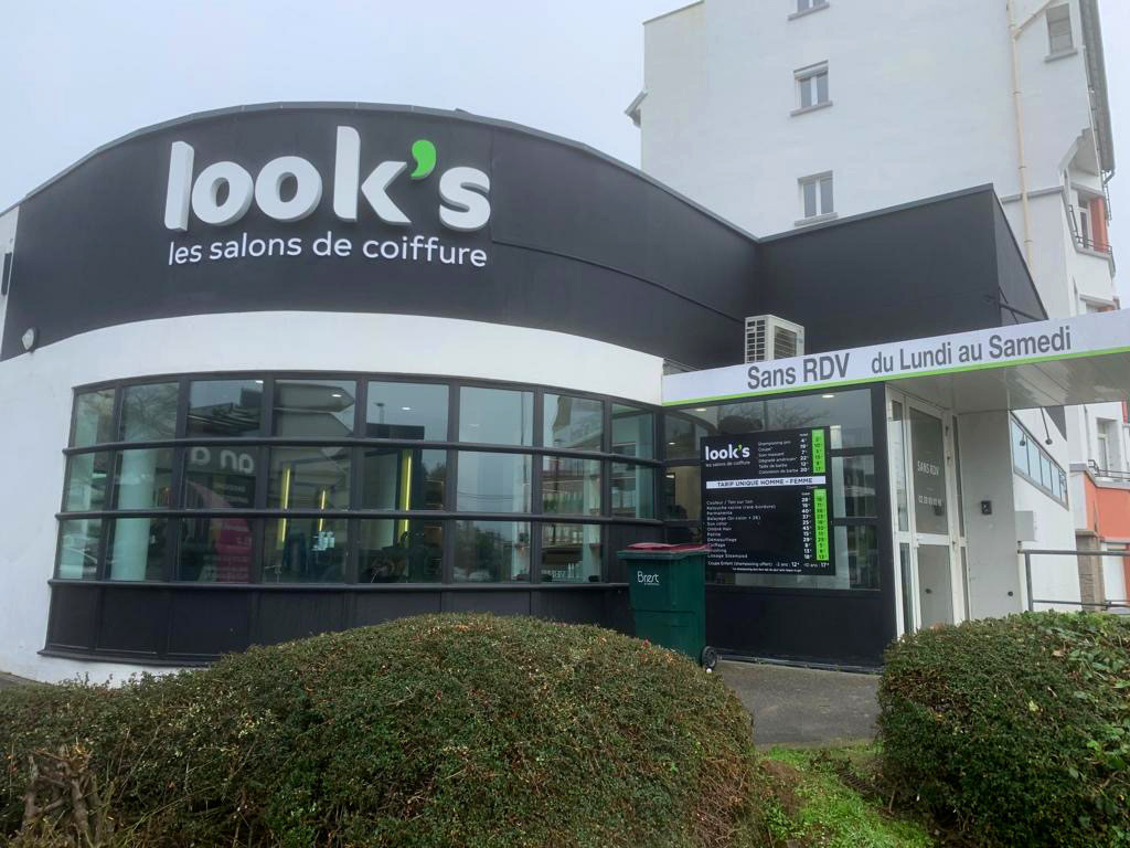 Lettres boitier diffusantes + lettres découpées + panneau