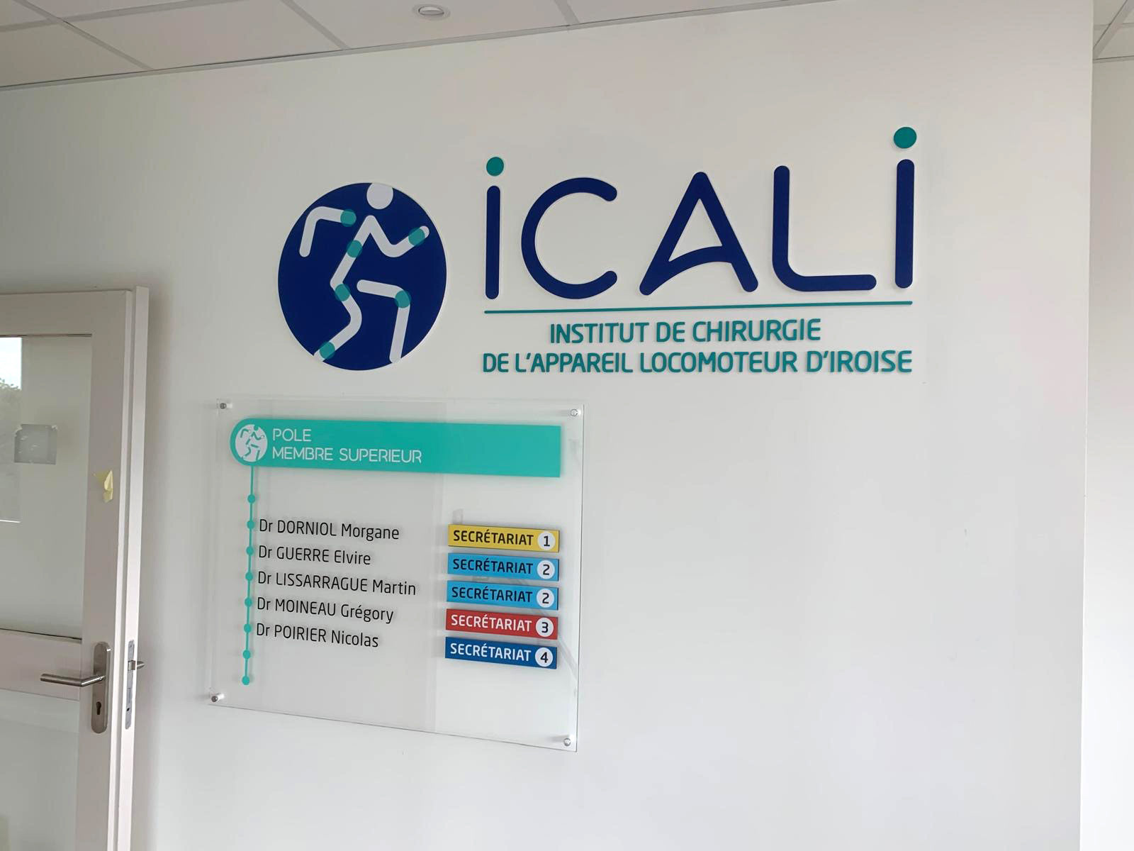 Logo et panneau en PMMA