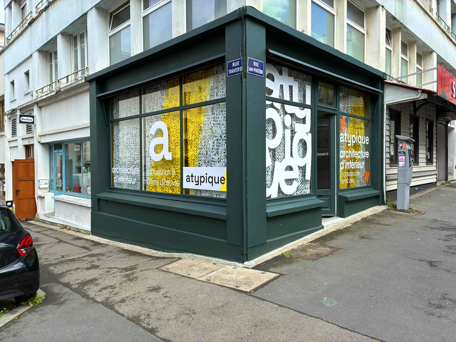Enseigne en lettres adhésives collées sur vitres