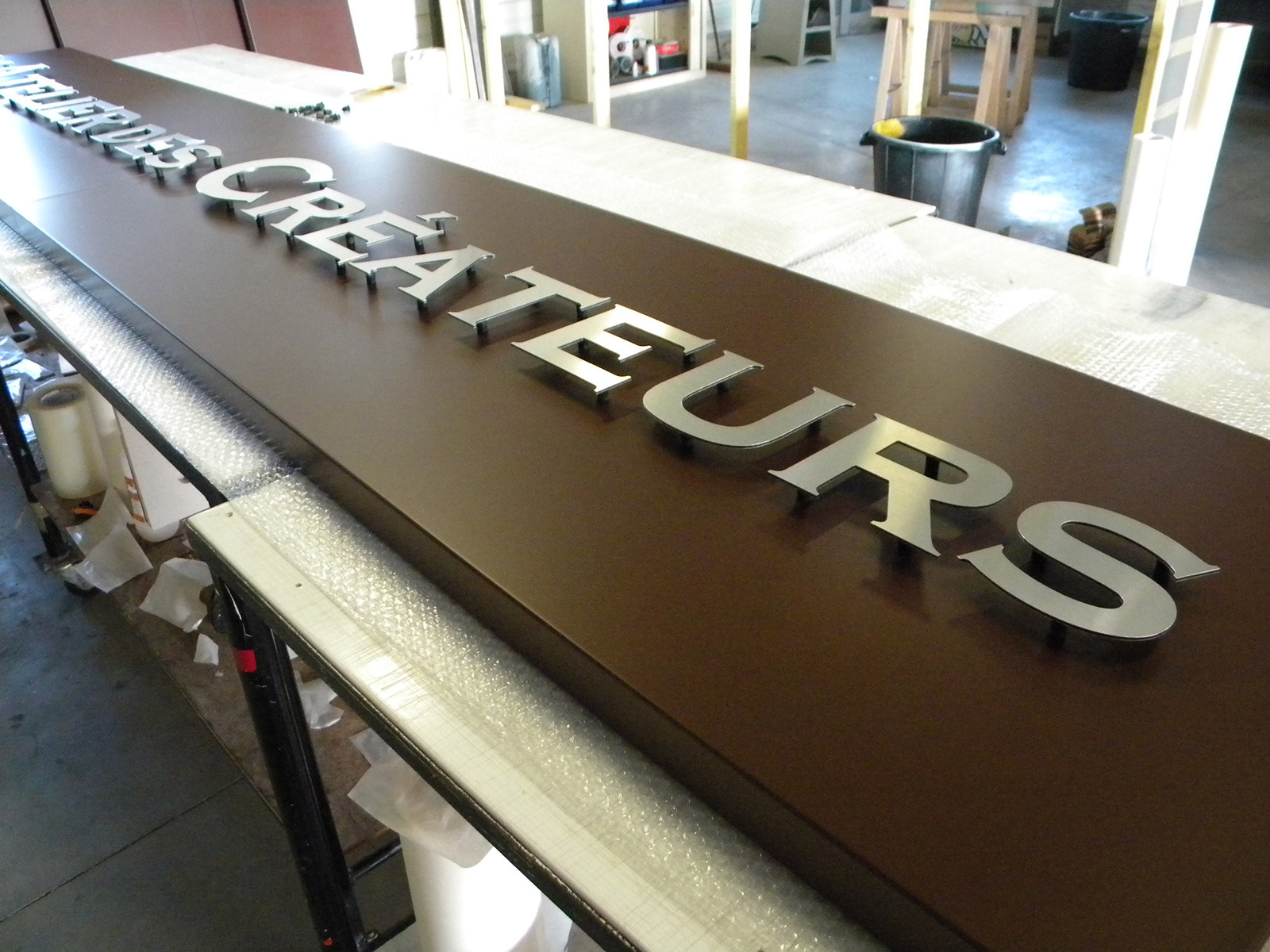 Lettres découpées en alu composite sur entretoises