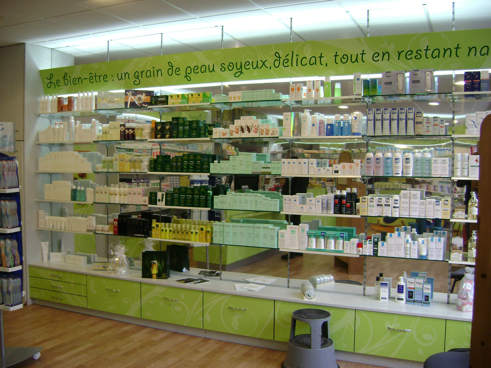 Habillage meubles avec éléments découpés en adhésif