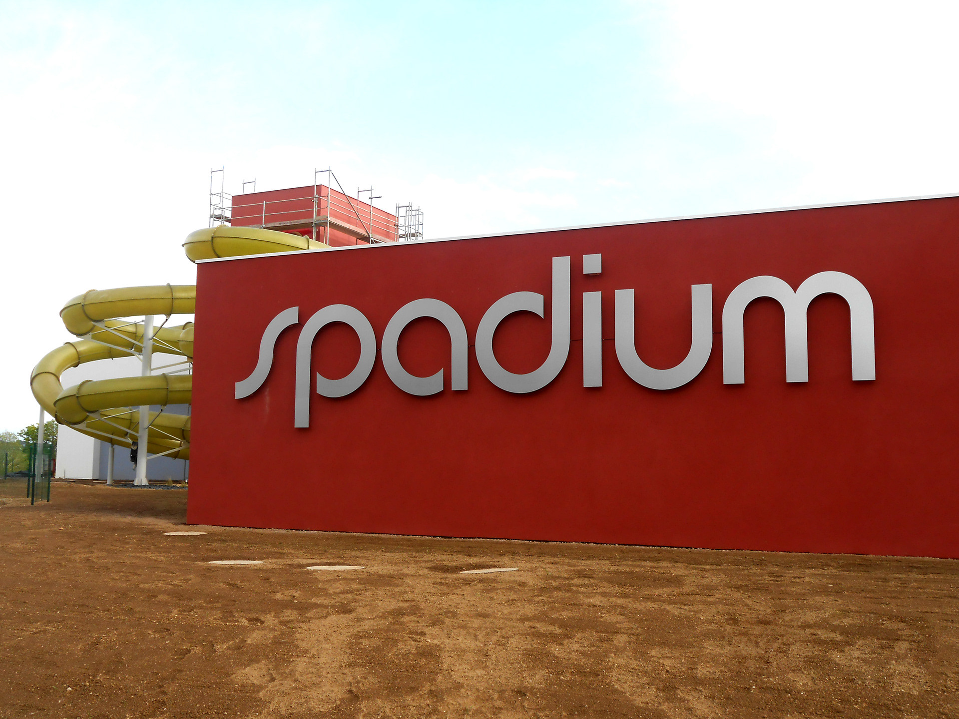 Grandes lettres découpées posées sur picots