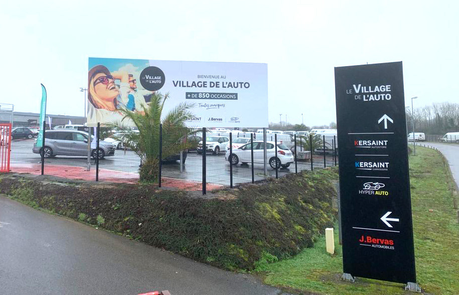 Totem et grand panneau