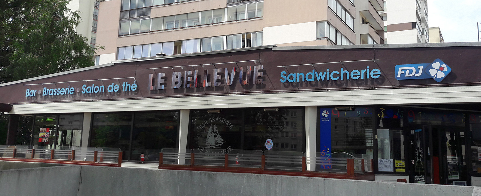 Lettres découpées posées en relief sur picots