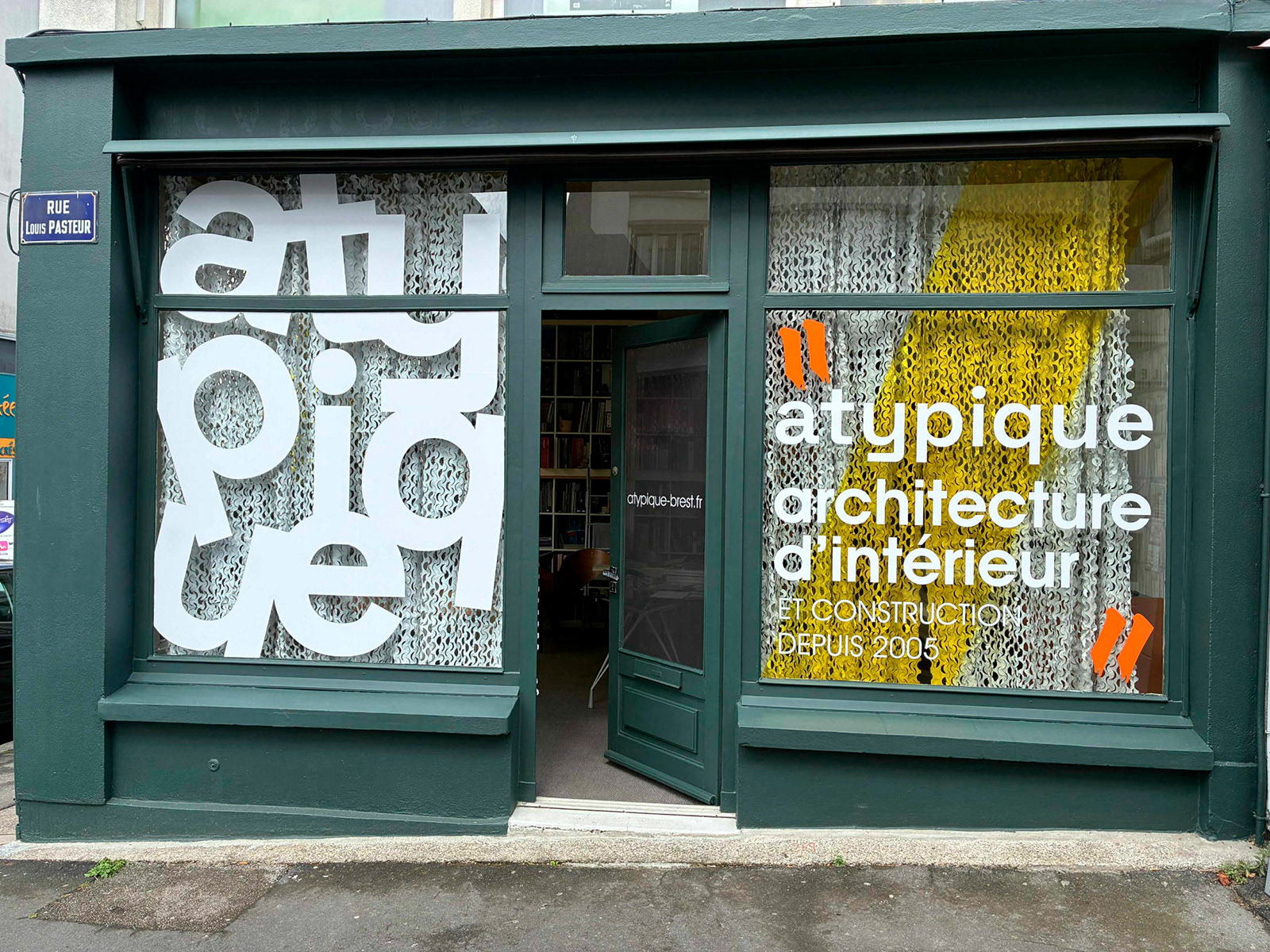 Enseigne en lettres adhésives collées sur vitres