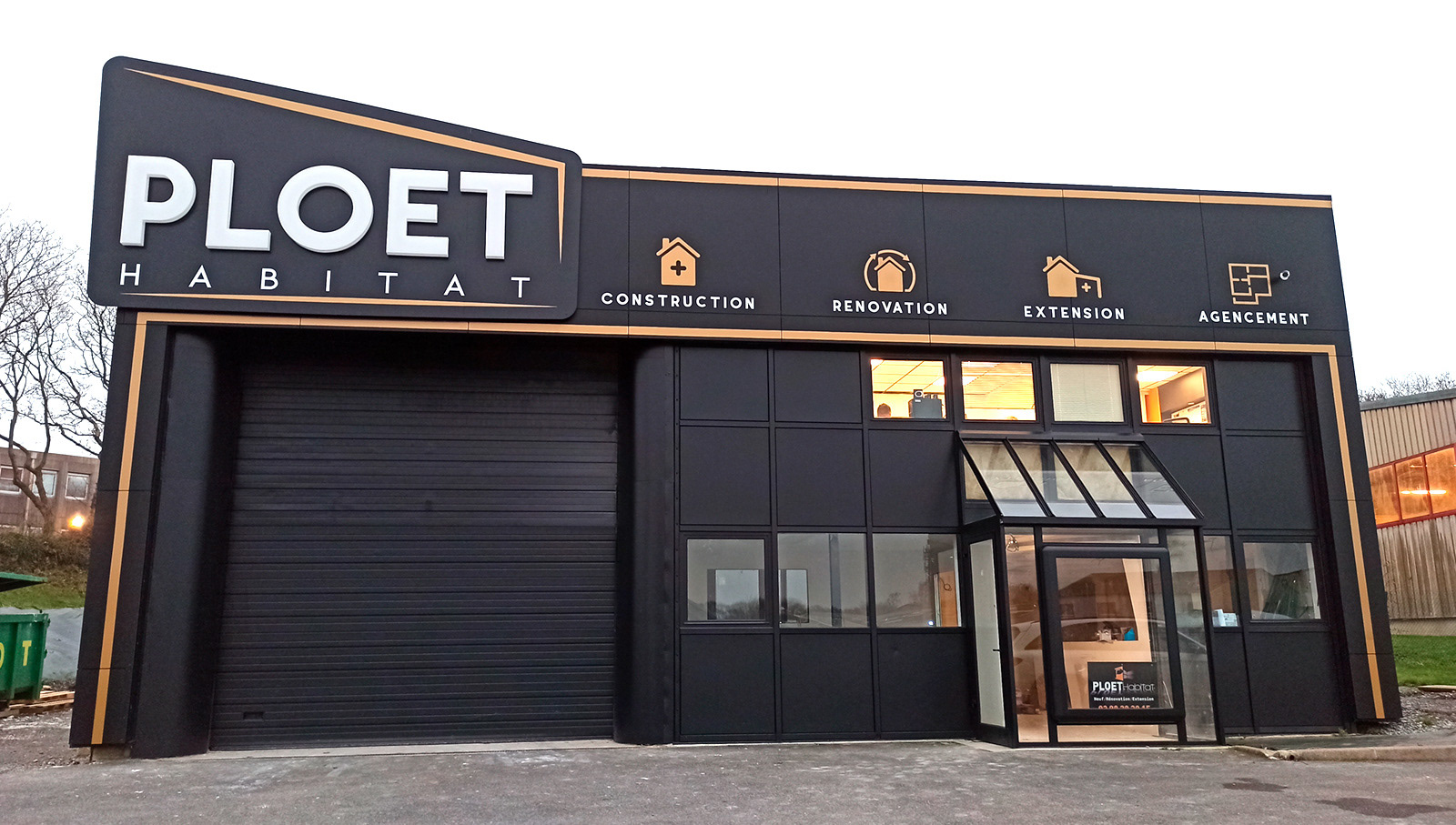 Lettres découpées en relief et éléments en adhésif découpé