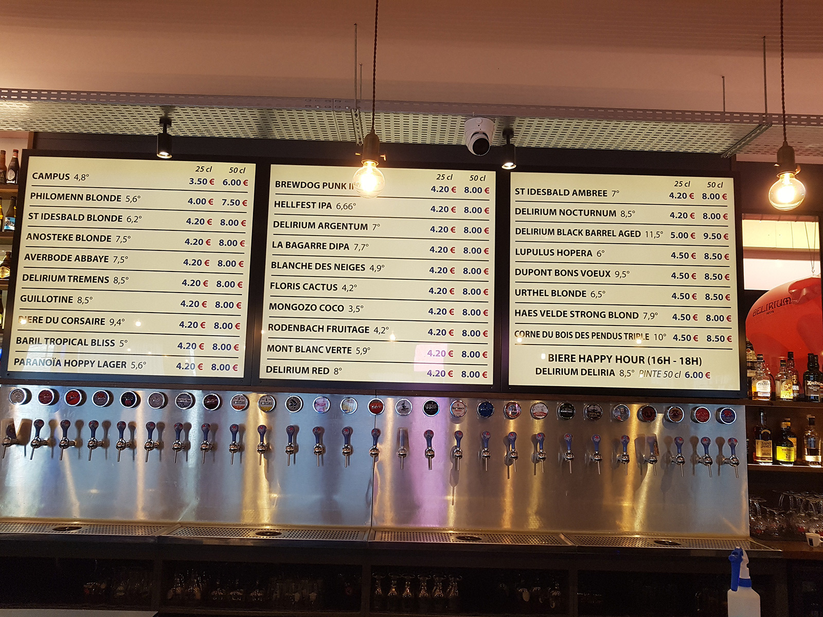 Tableaux lumineux avec textes adhésifs