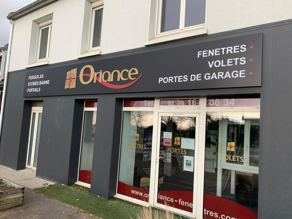 Lettres découpées + bandeau + décor adhésif sur vitres