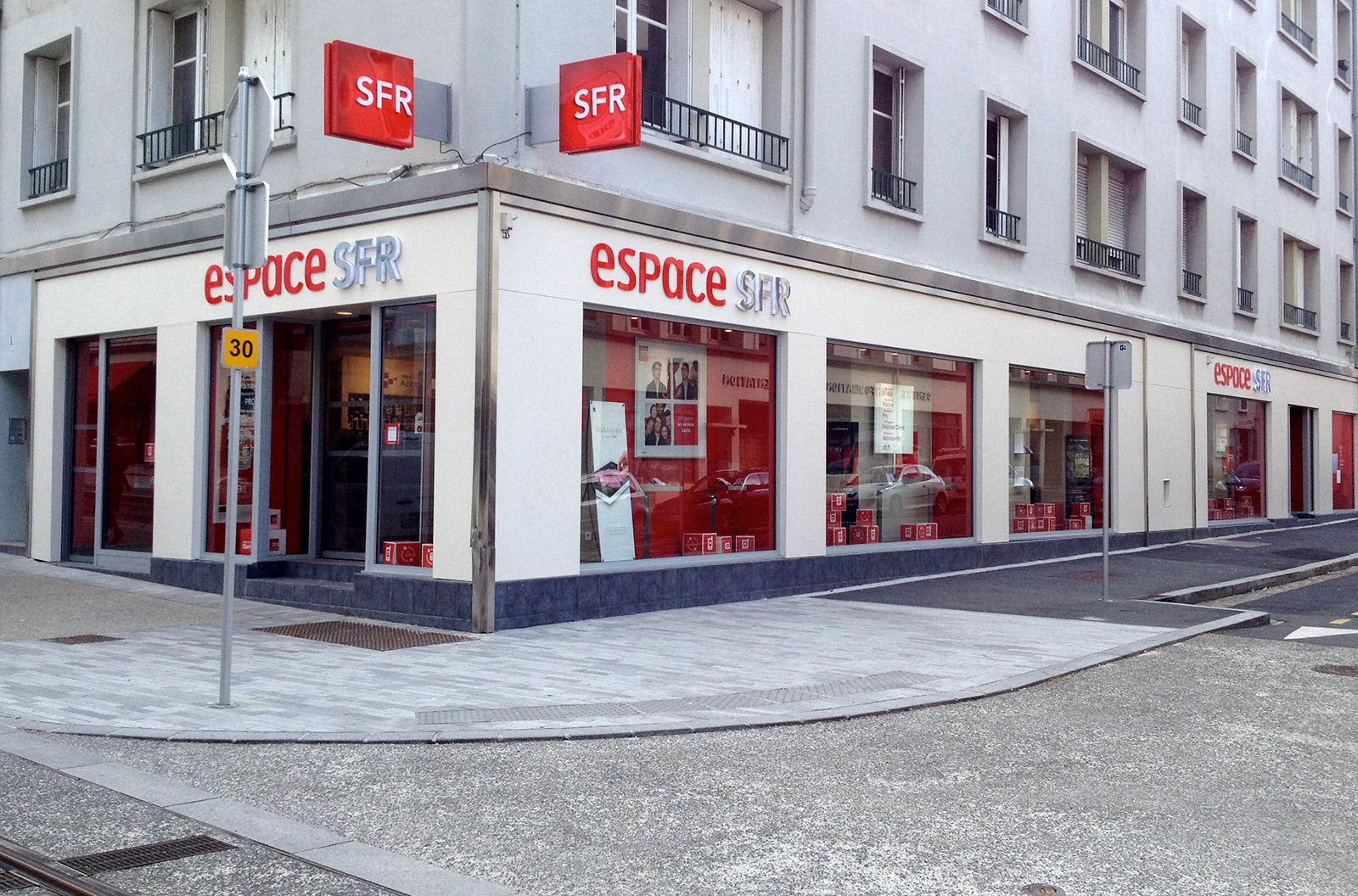 Lettres découpées + enseignes drapeau