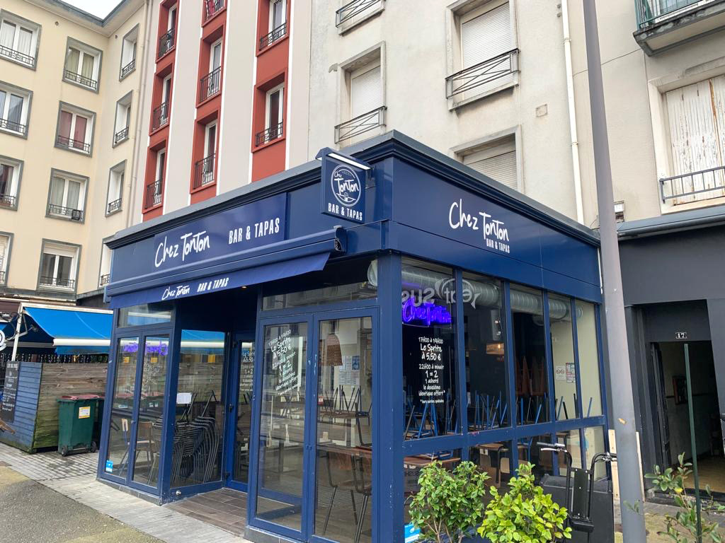 Lettres adhésives, enseigne drapeau et lambrequin