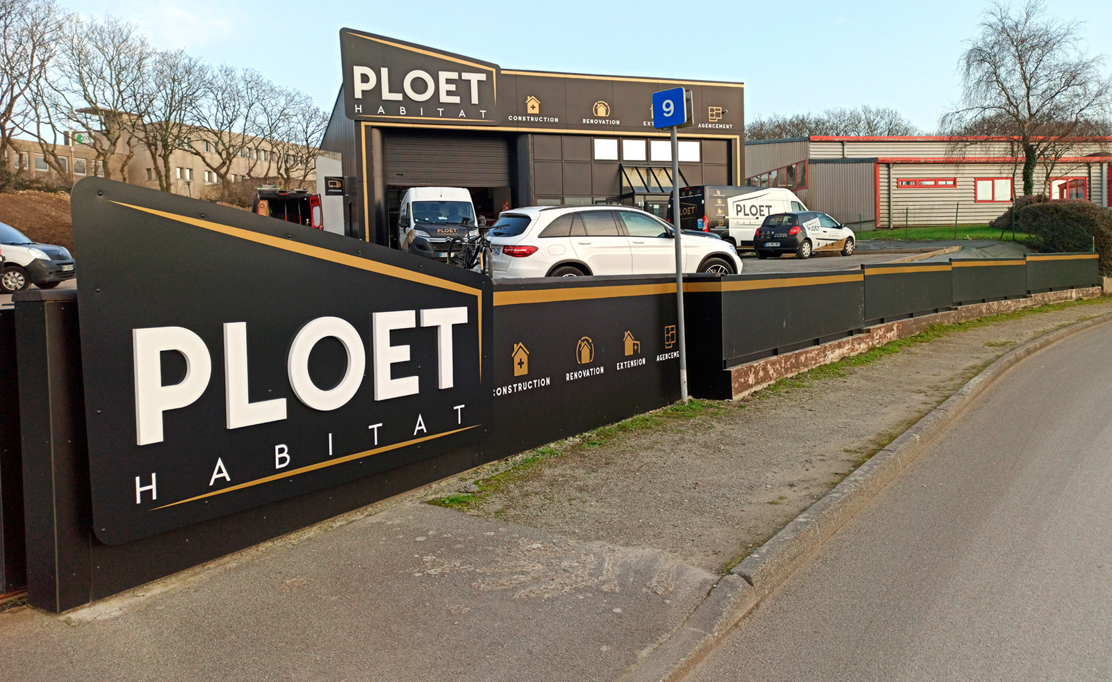 Lettres découpées en relief et éléments en adhésif découpé